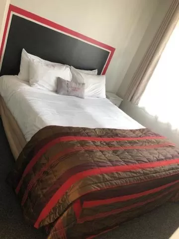 Bedroom, Bed in Coachman Motel