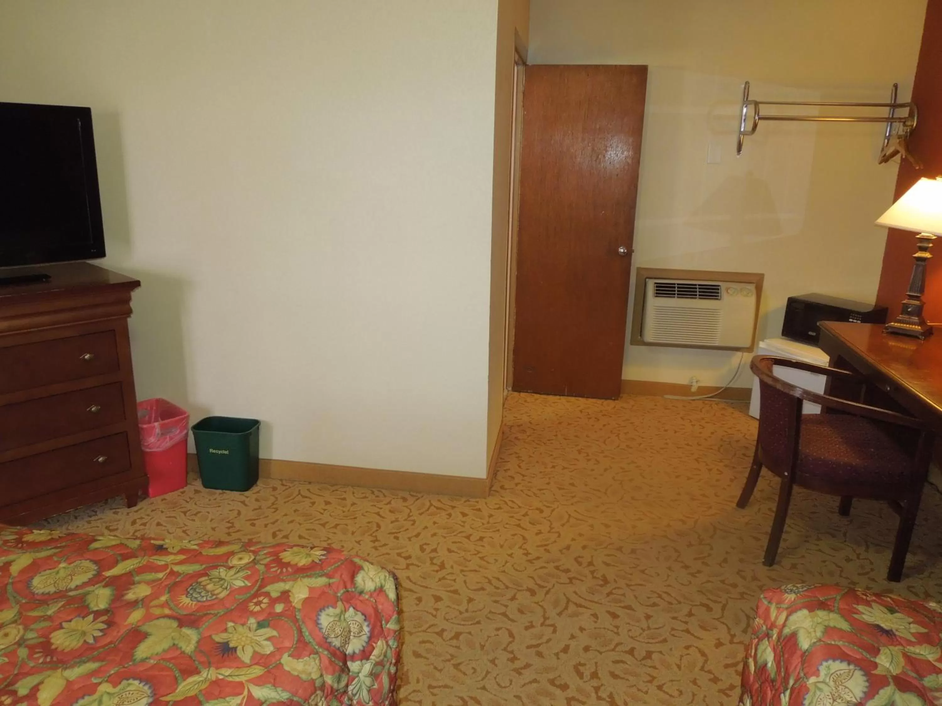 Bed in Slumberland Motel Mount Holly