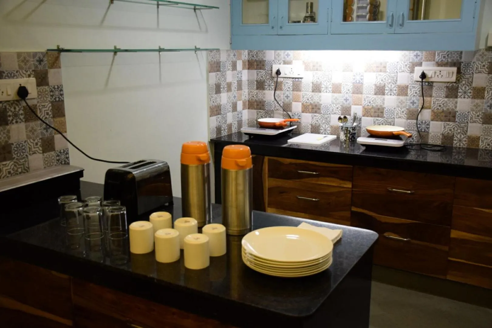 Communal kitchen in Jaipur Jantar Hostel