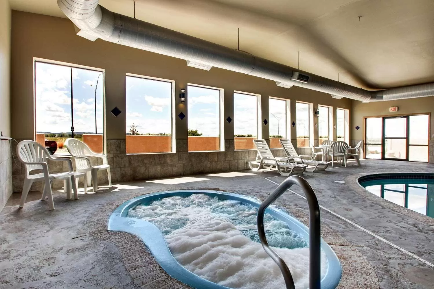 Hot Tub in Best Western West Hills Inn