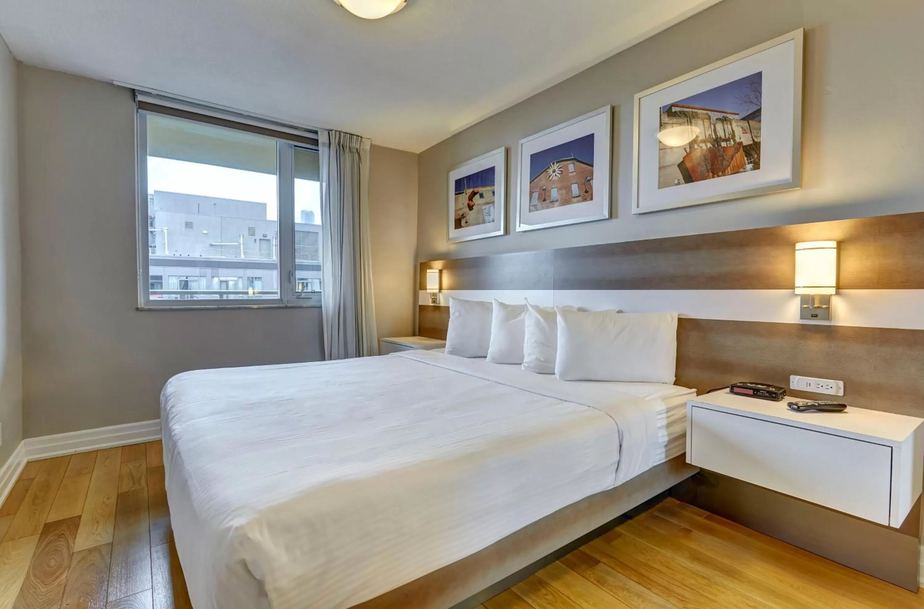 Bedroom, Bed in Town Inn Suites Hotel