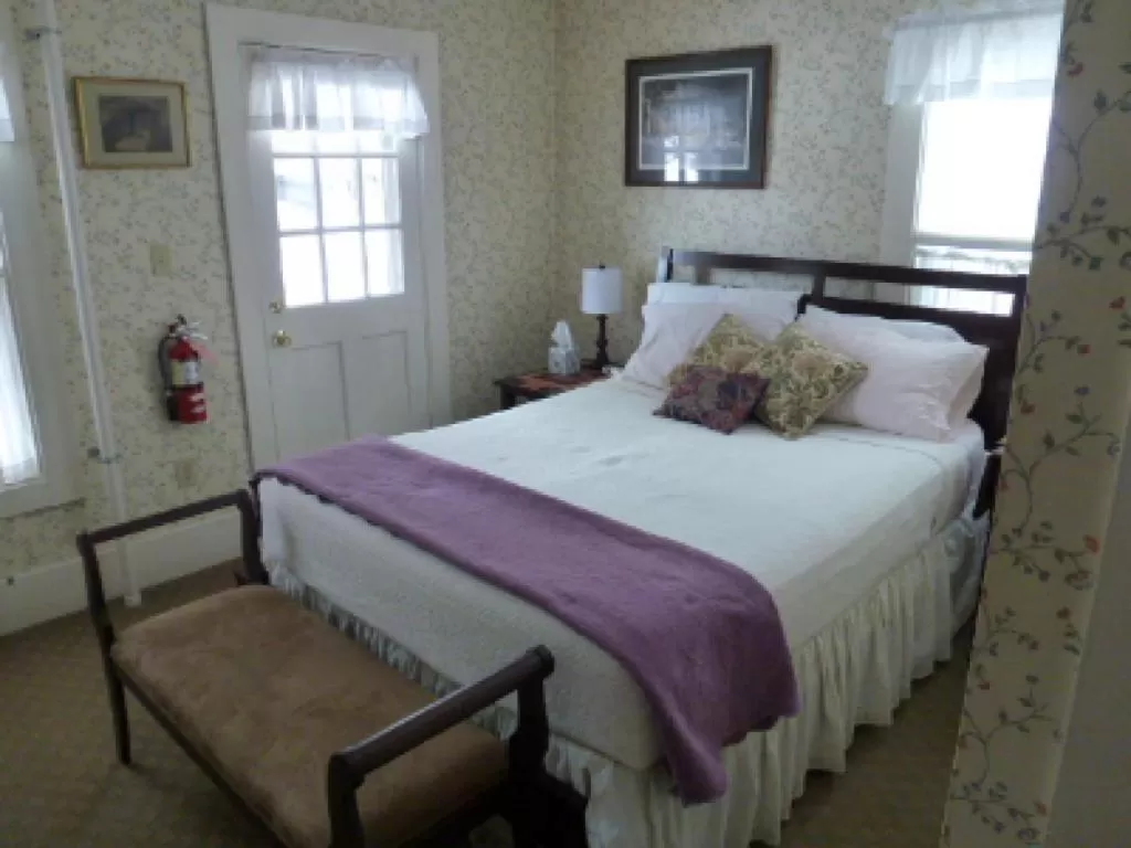 Double Room with Private Bathroom in Spruce Moose Lodge