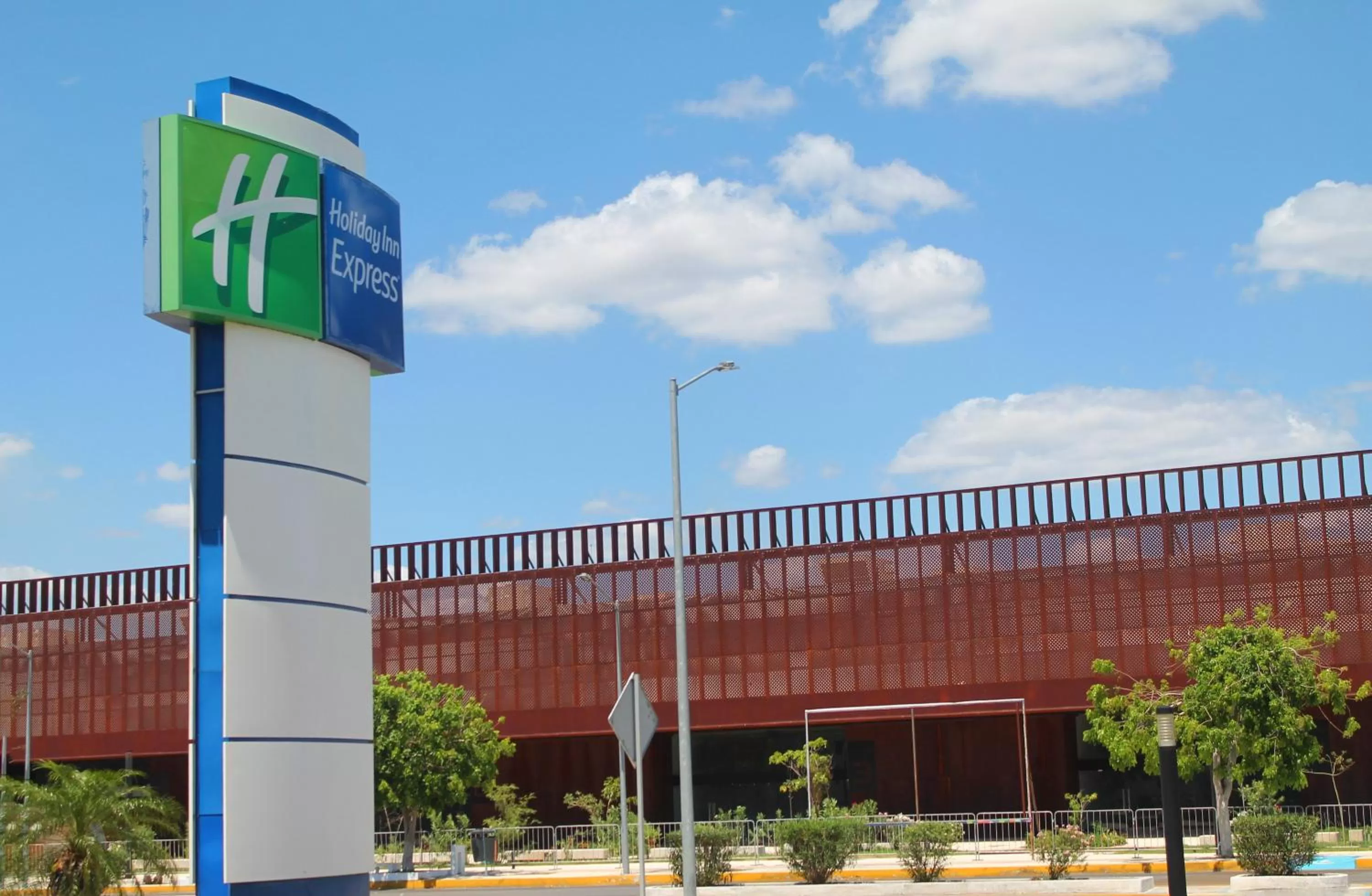Property building in Holiday Inn Express Mérida by IHG