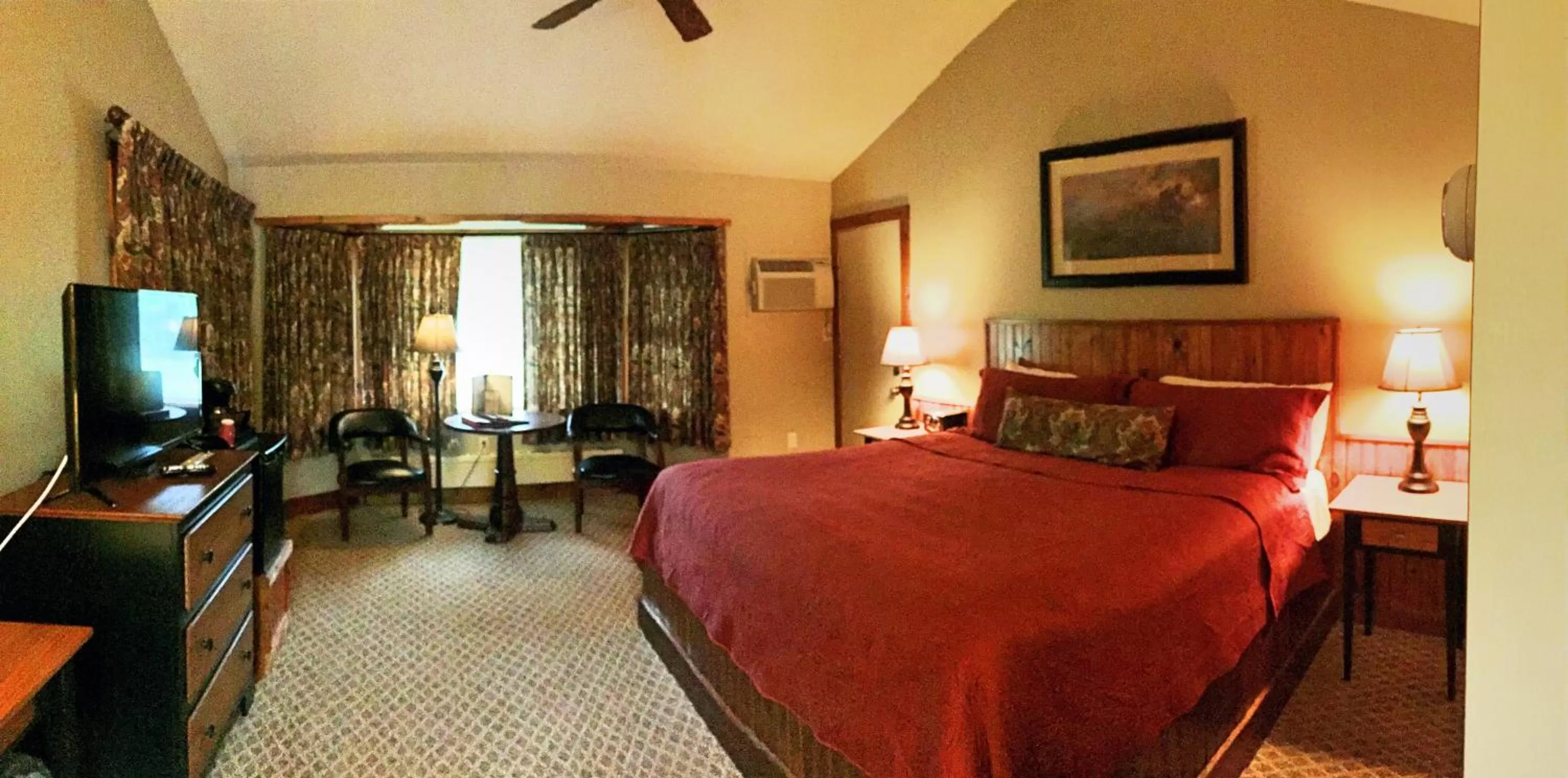 Photo of the whole room, Bed in Hungry Trout Resort