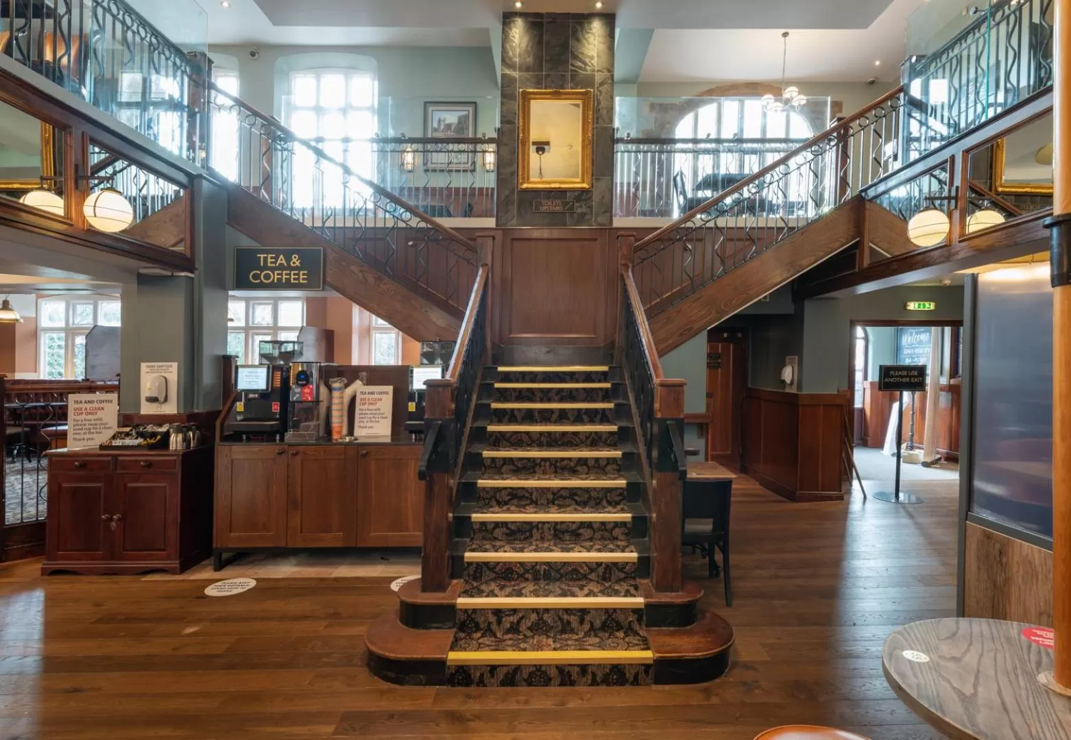 Lounge or bar, Lobby/Reception in The Kings Head Inn Wetherspoon
