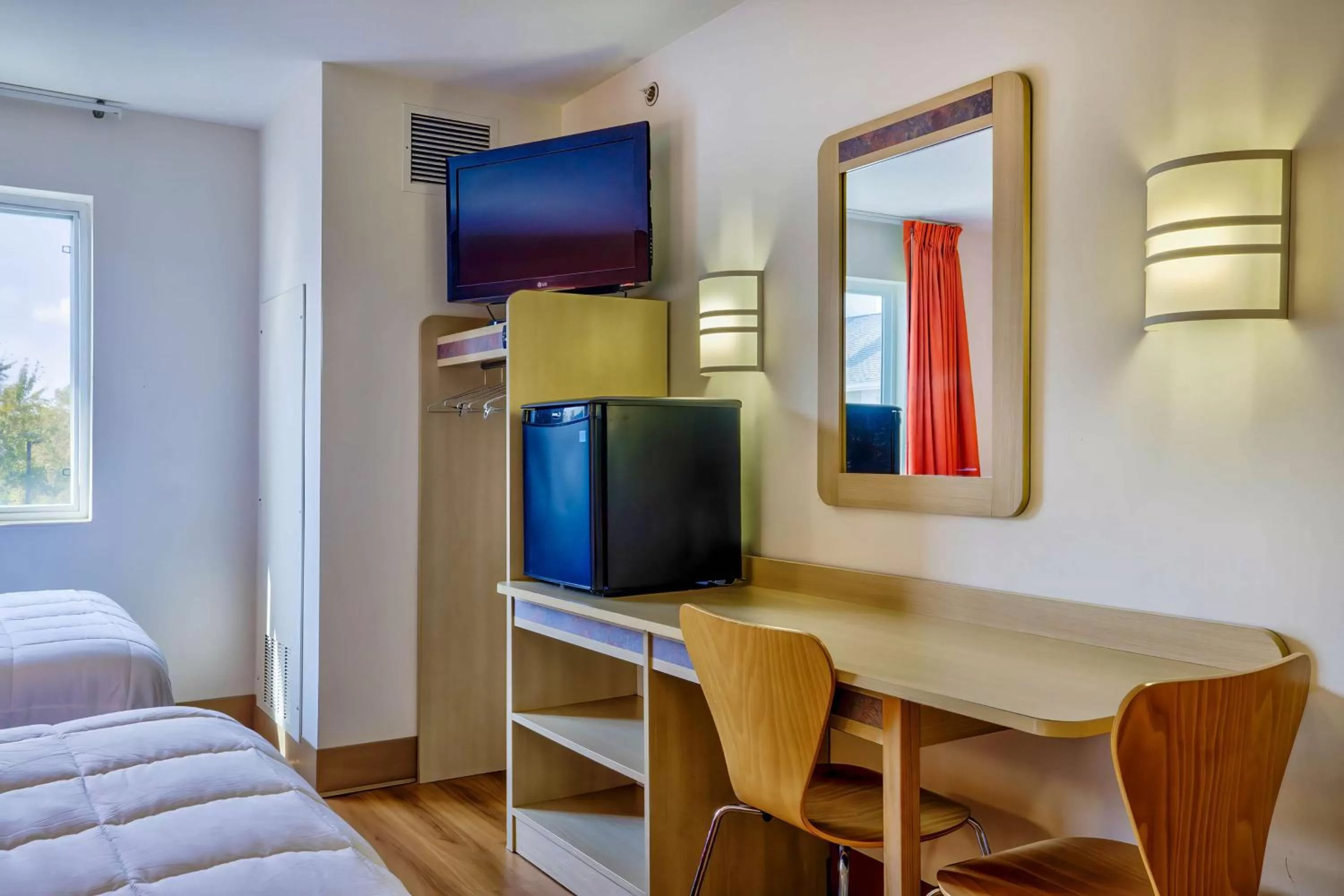 Bedroom in Motel 6-Burlington, ON - Toronto West - Oakville