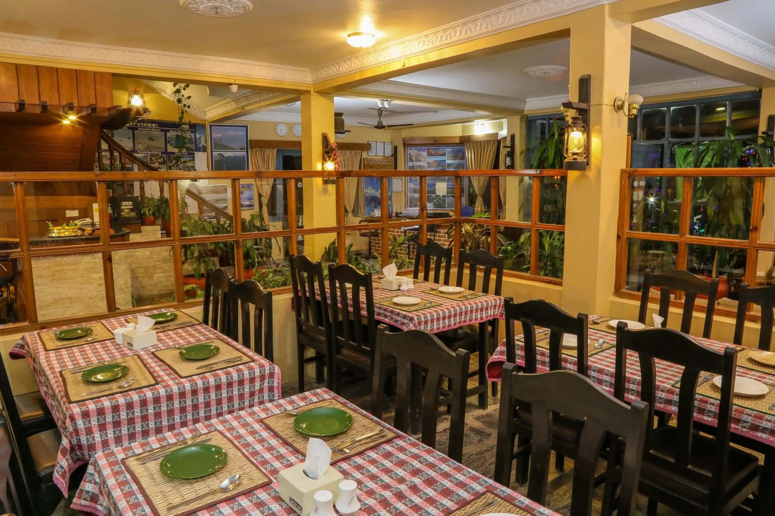 Restaurant/places to eat in Hotel Silver Oaks Inn