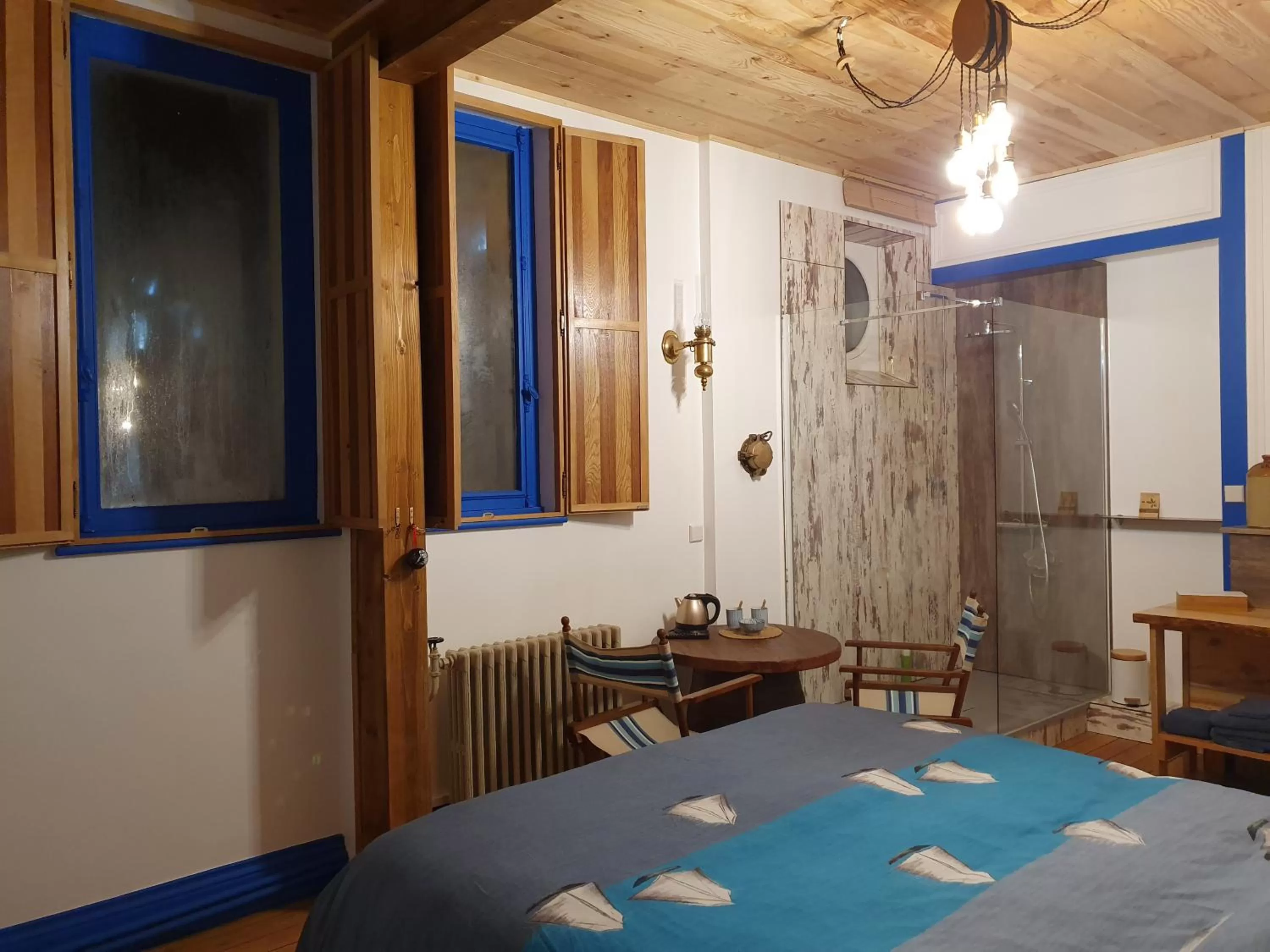 Shower, Bed in B & B Les Secrets des Loges