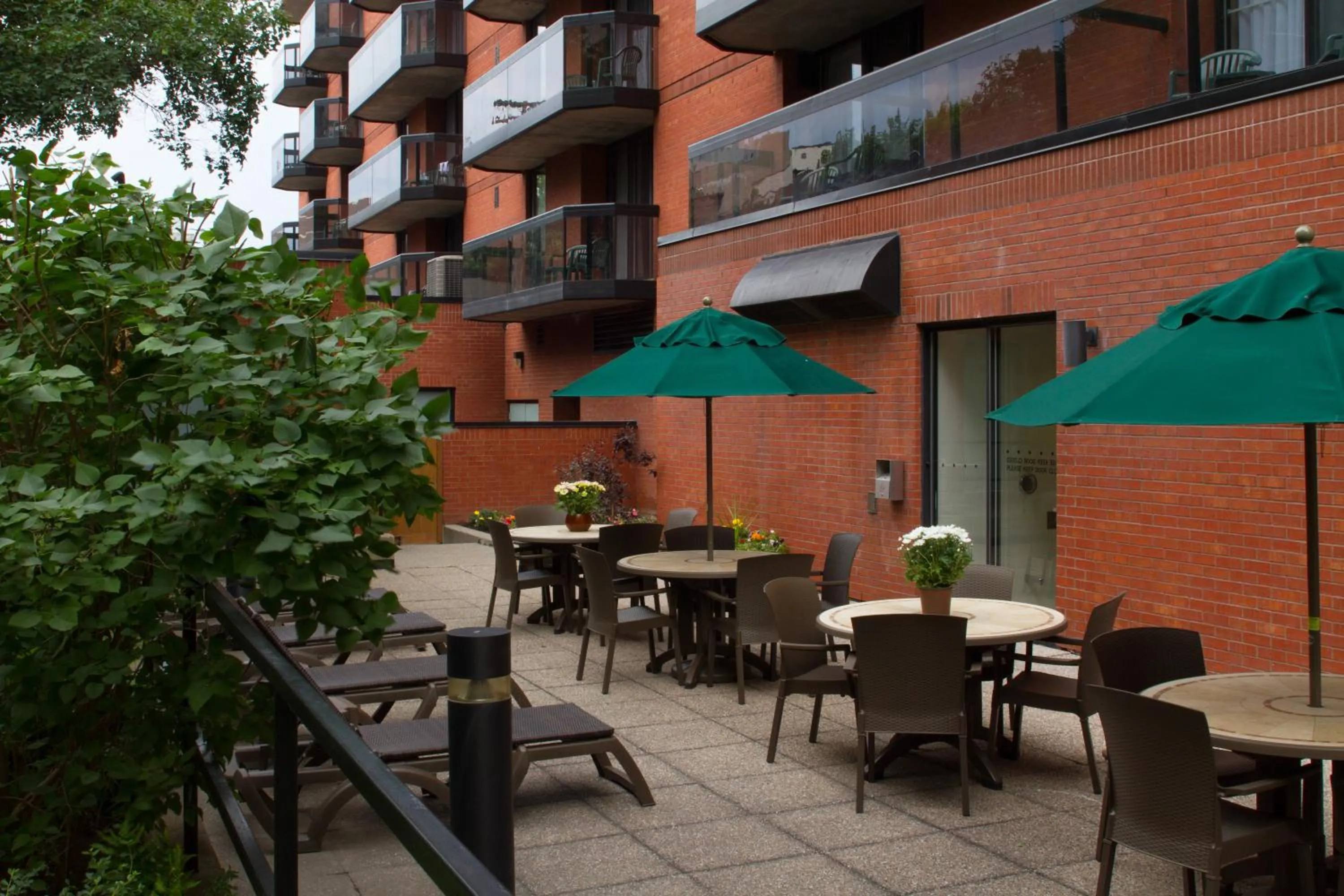 Restaurant/places to eat in Cartier Place Suite Hotel