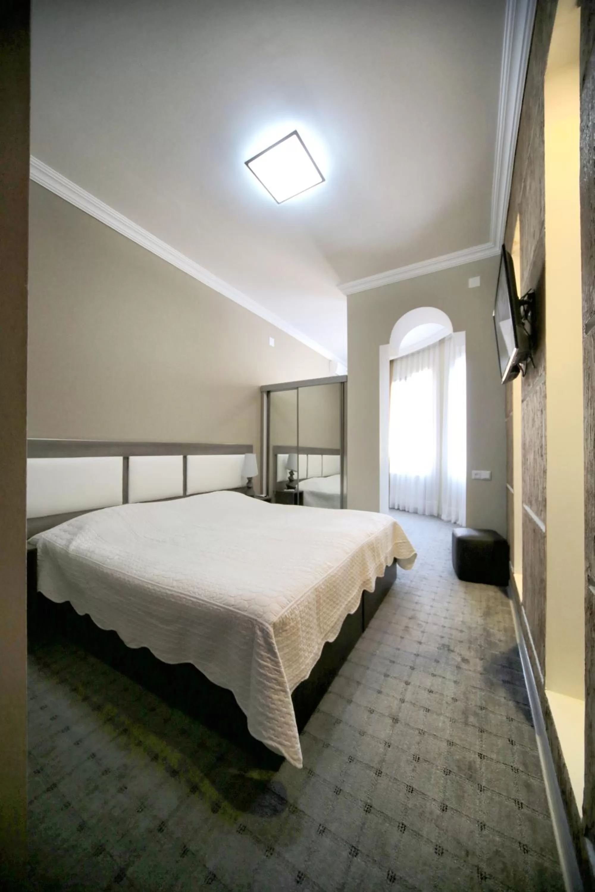 Photo of the whole room, Bed in Discovery Hotel