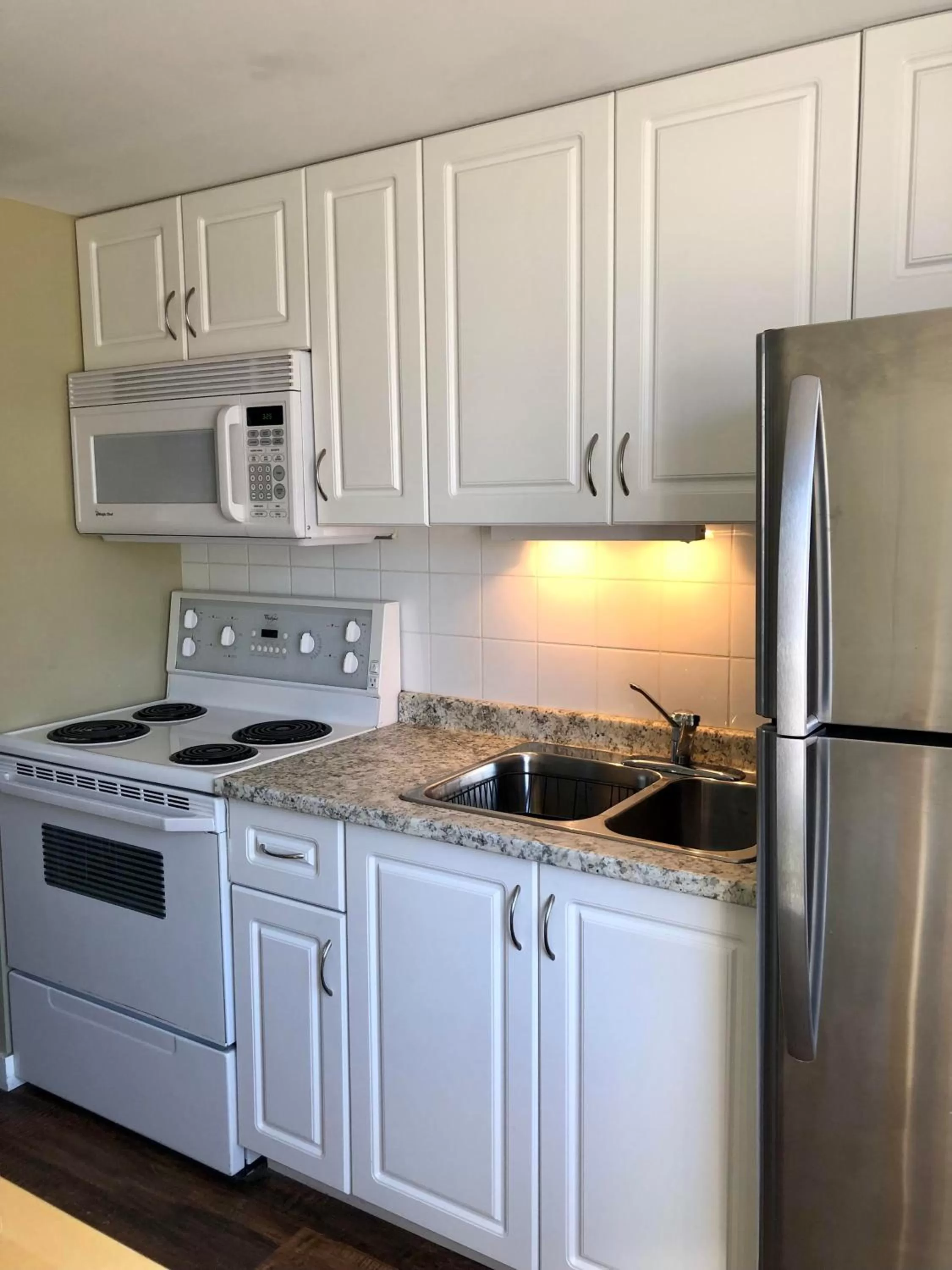 Kitchen/Kitchenette in The Canterbury Inn of Downtown Invermere