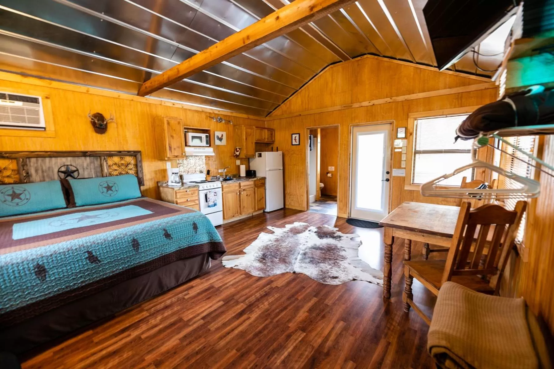 Living room, Bed in Walnut Canyon Cabins