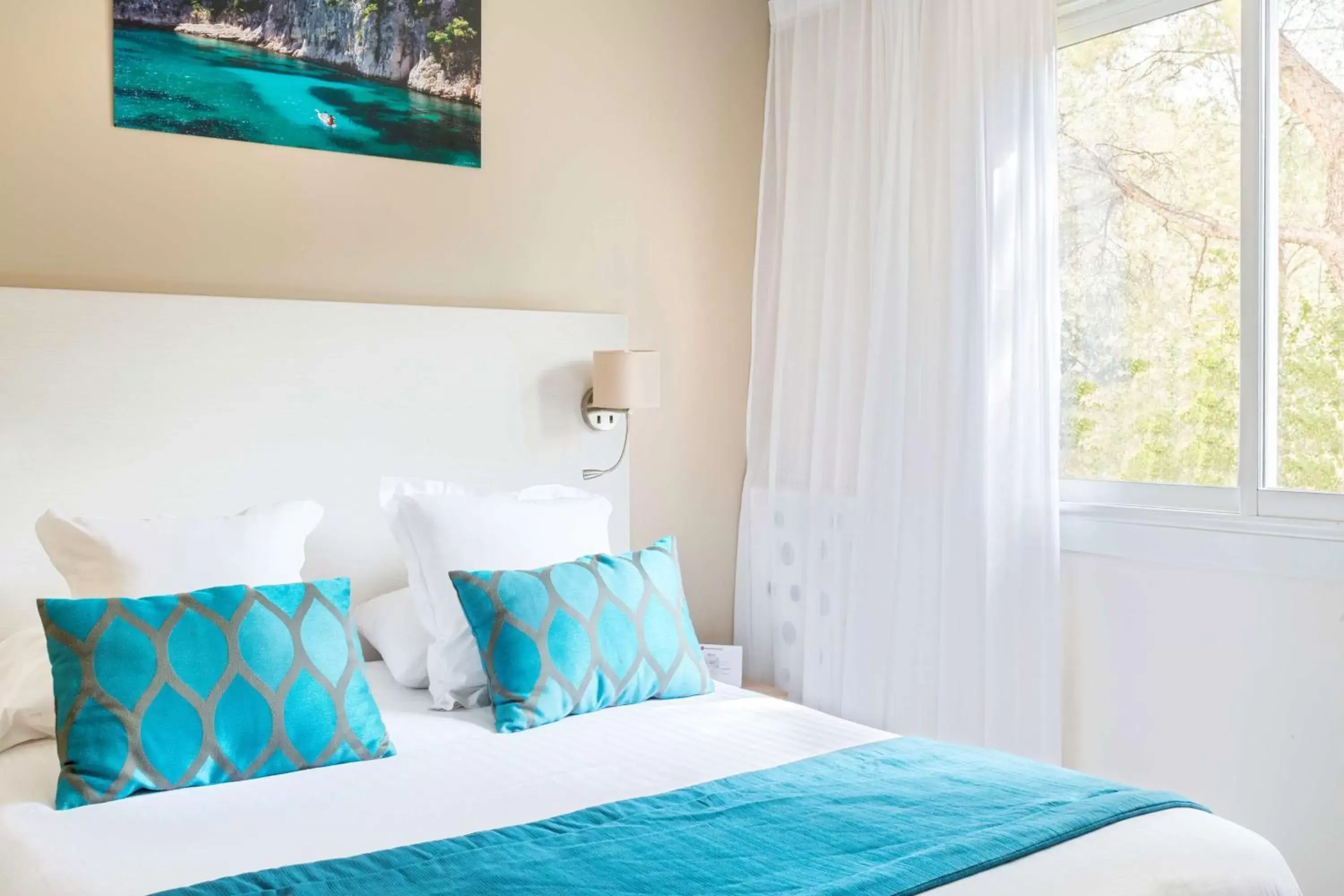 Classic Queen Room - Non-Smoking in Best Western Plus Hôtel la Rade Classic Queen Room - Non-Smoking in Best Western Plus Hôtel la Rade