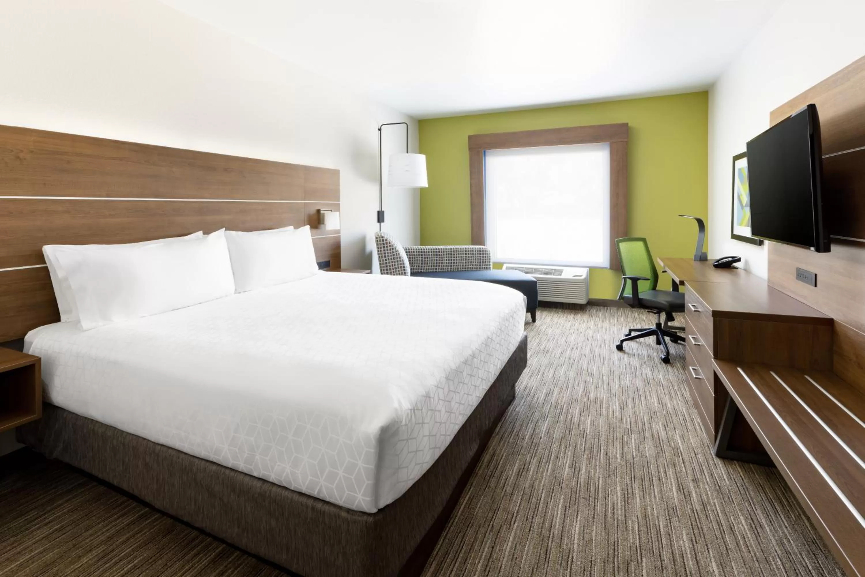 Bed in Holiday Inn Express & Suites Oakhurst-Yosemite Park Area by IHG
