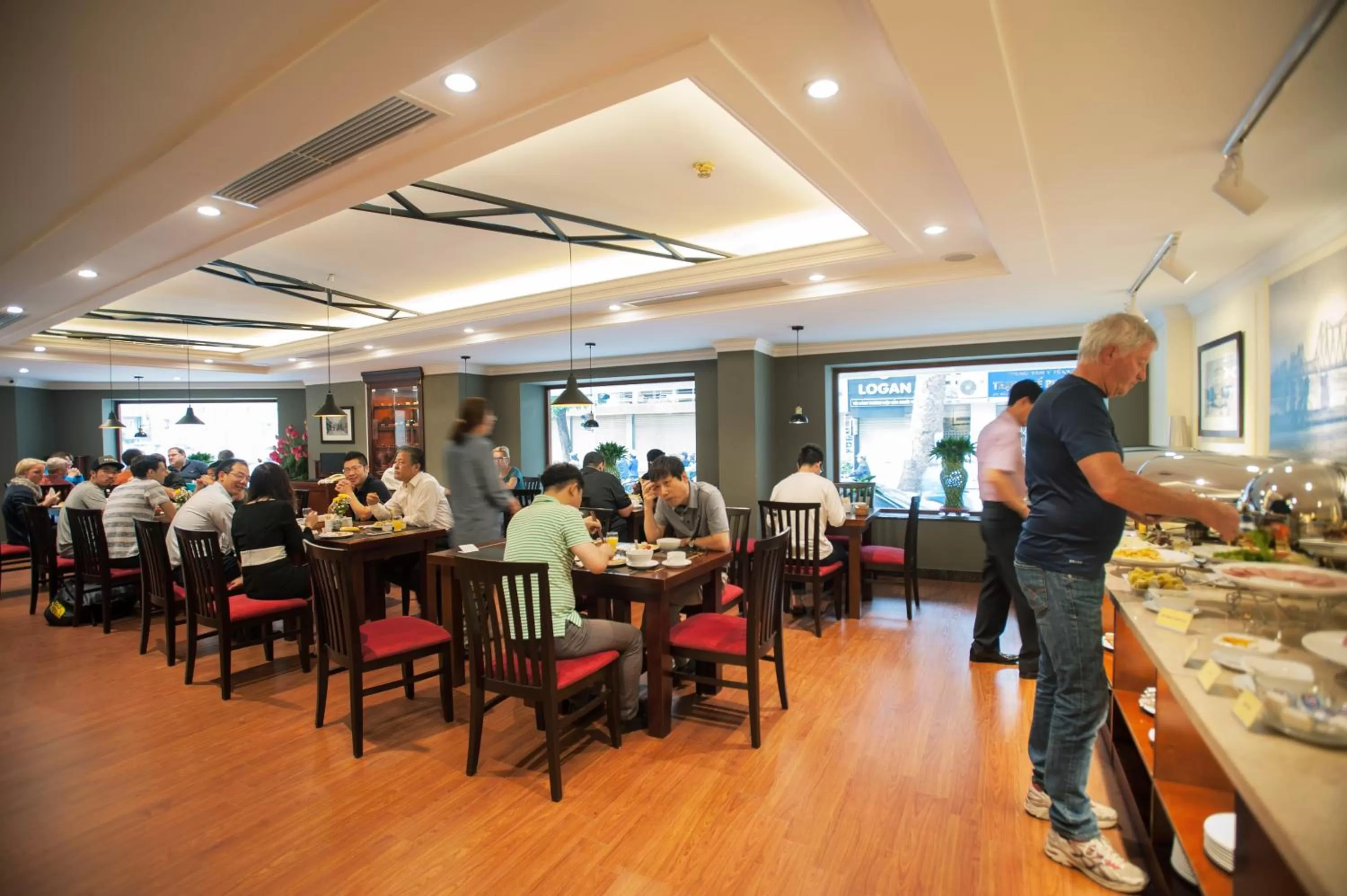 Restaurant/Places to Eat in Mon Regency Hotel