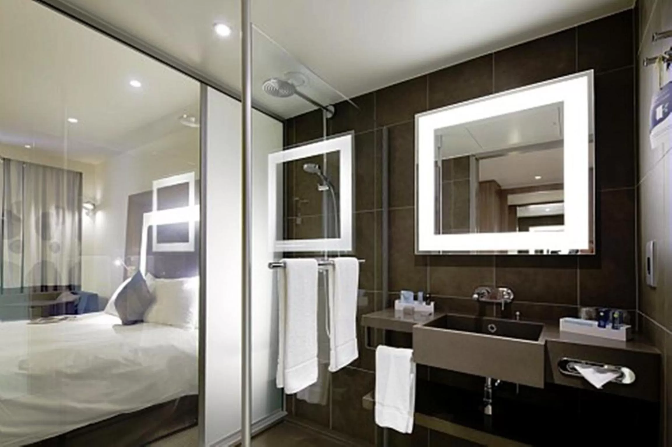 Bathroom, Bed in Novotel London Waterloo