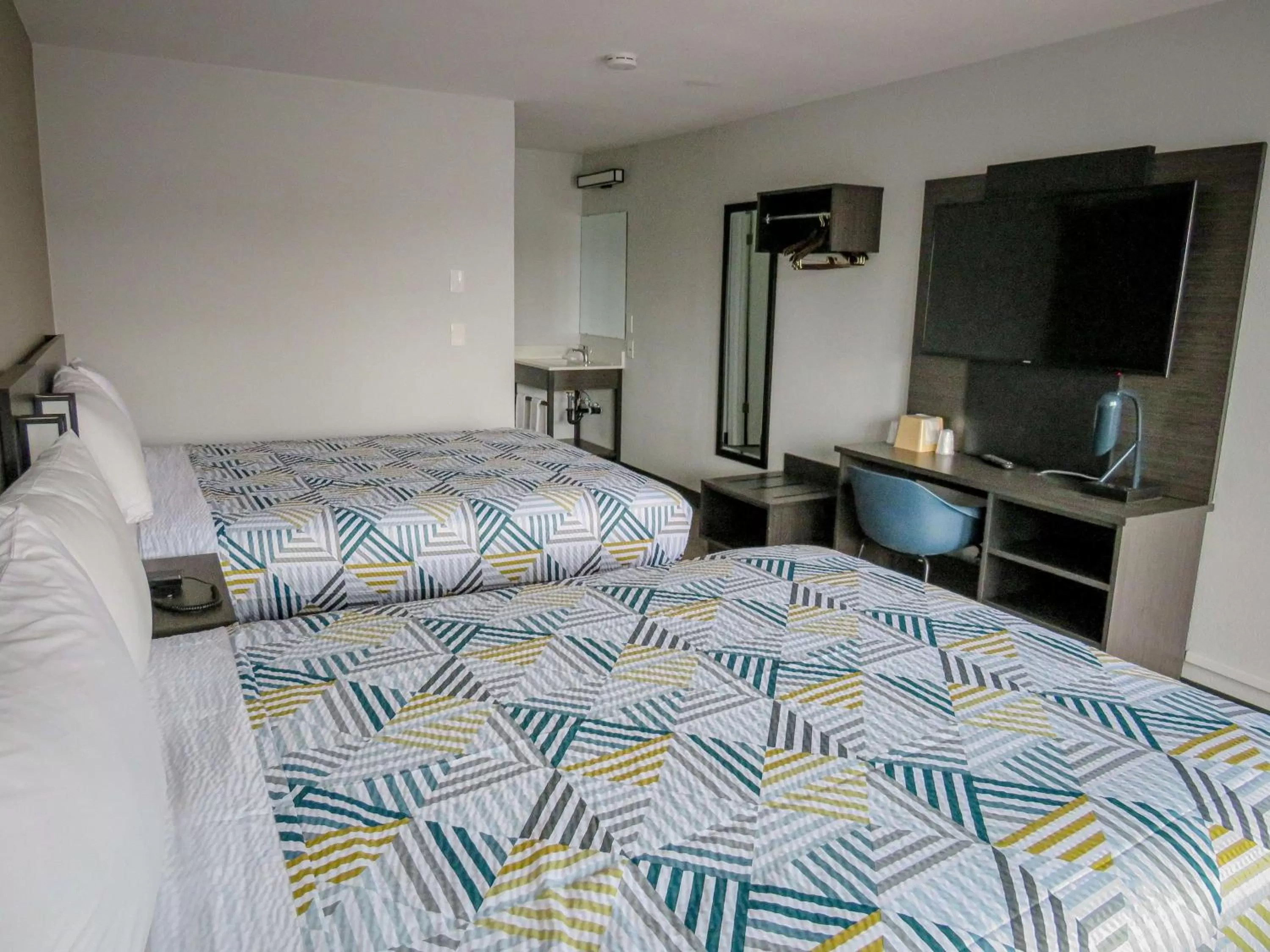 Photo of the whole room, Bed in Motel 6 Tigard, Or - Portland Southwest