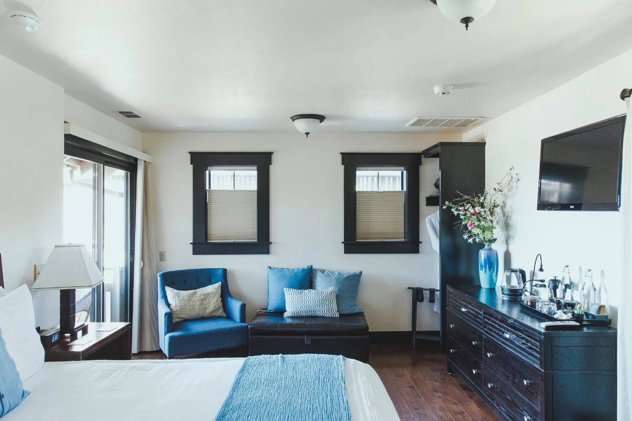 Photo of the whole room, Bed in Noyo Harbor Inn