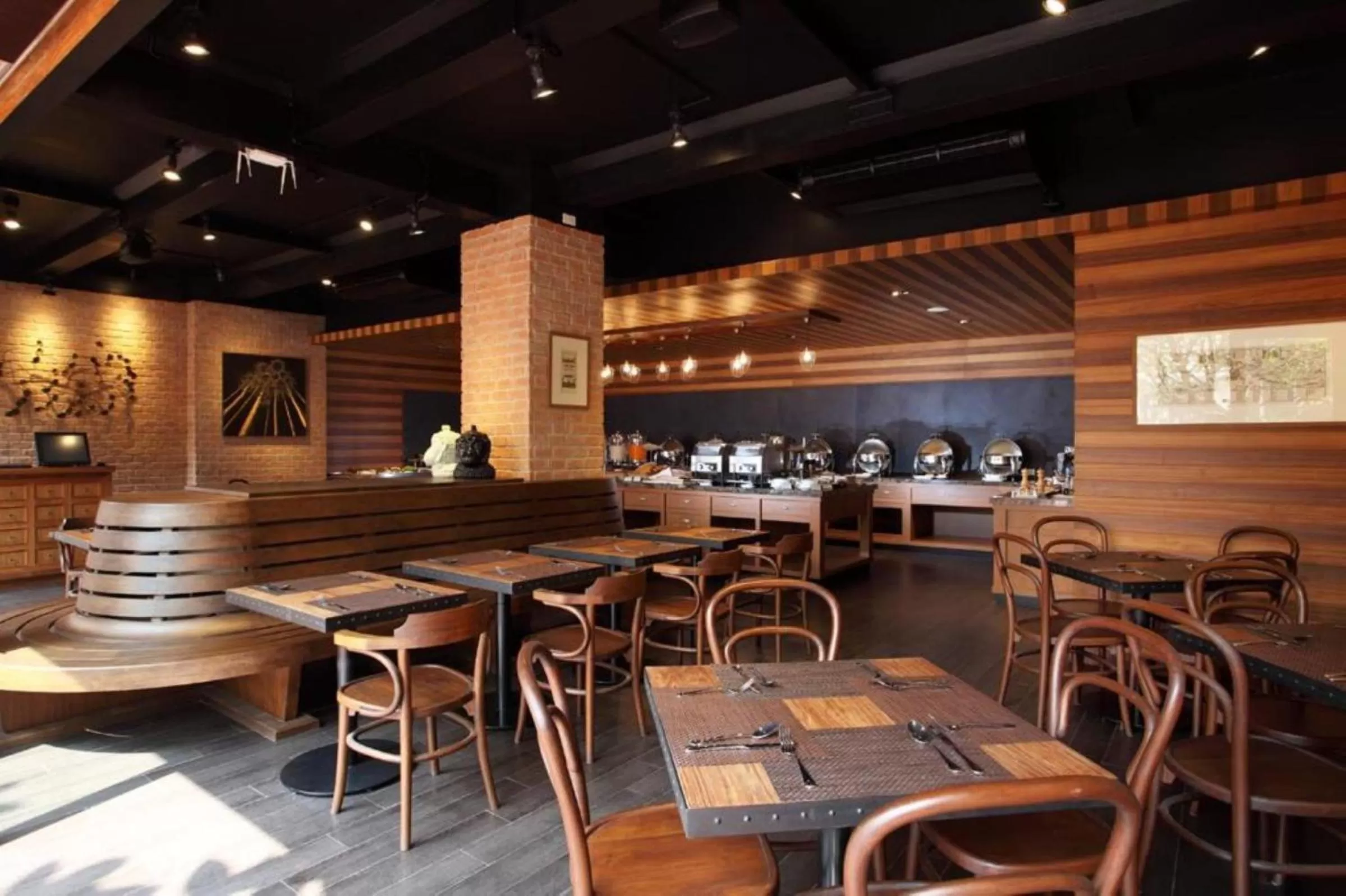 Property building in Rambuttri Village Plaza