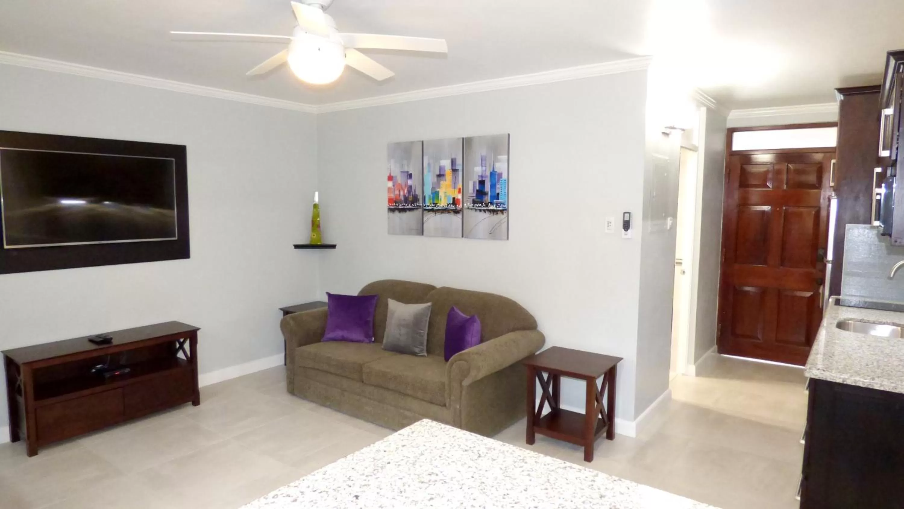 TV and multimedia in Beach One Bedroom Suite A20