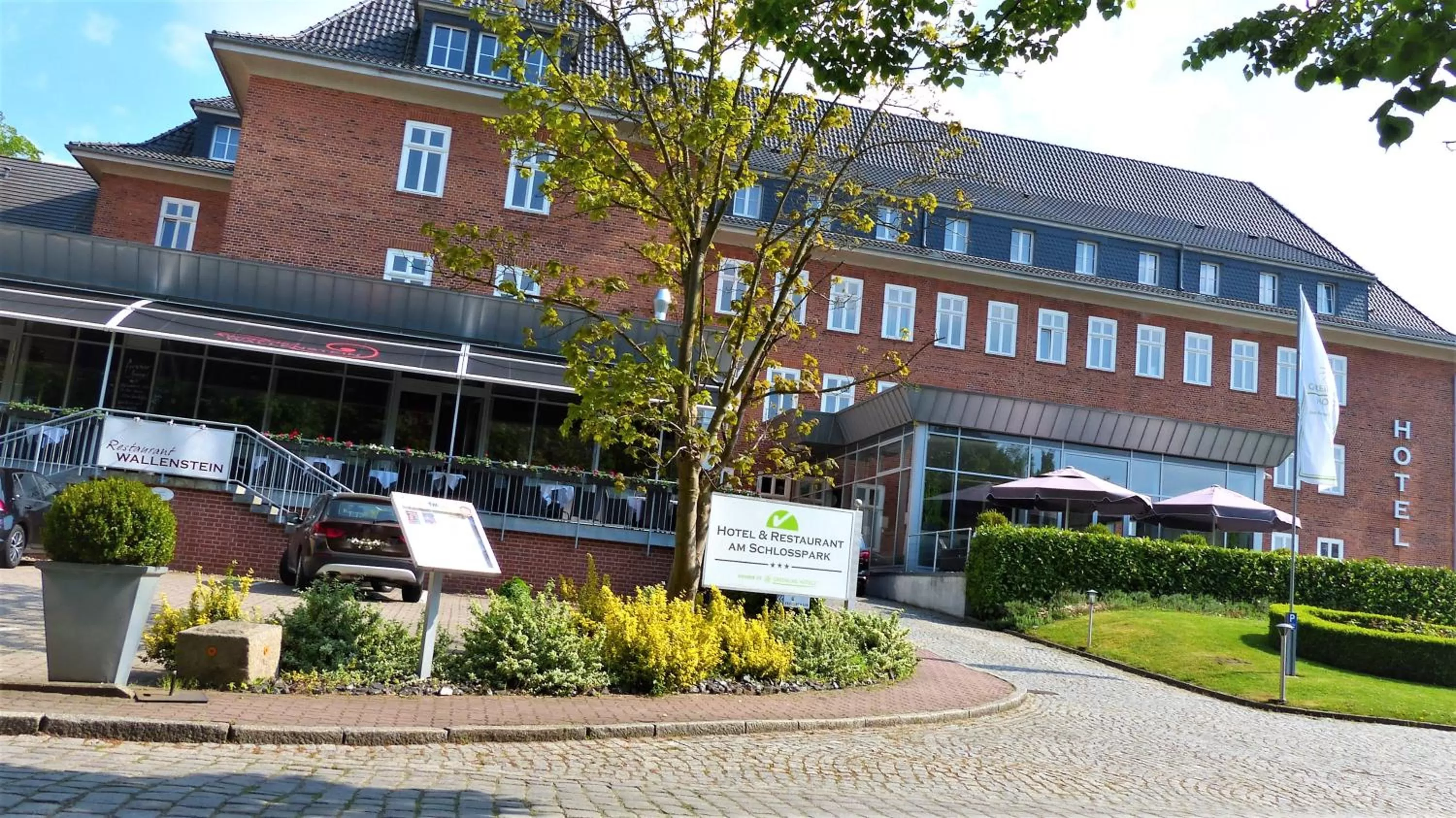 Facade/entrance in Hotel am Schlosspark