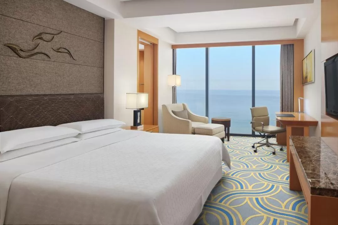 Bedroom, Bed in Sheraton Yantai Golden Beach Resort