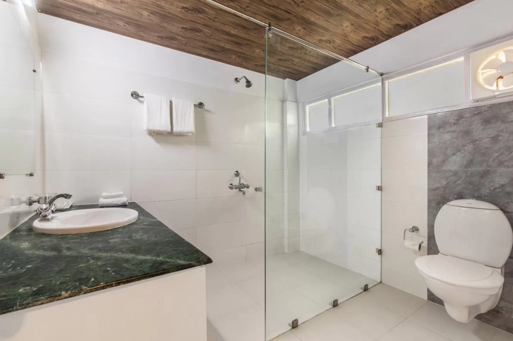 Shower in Maple Resort Chail