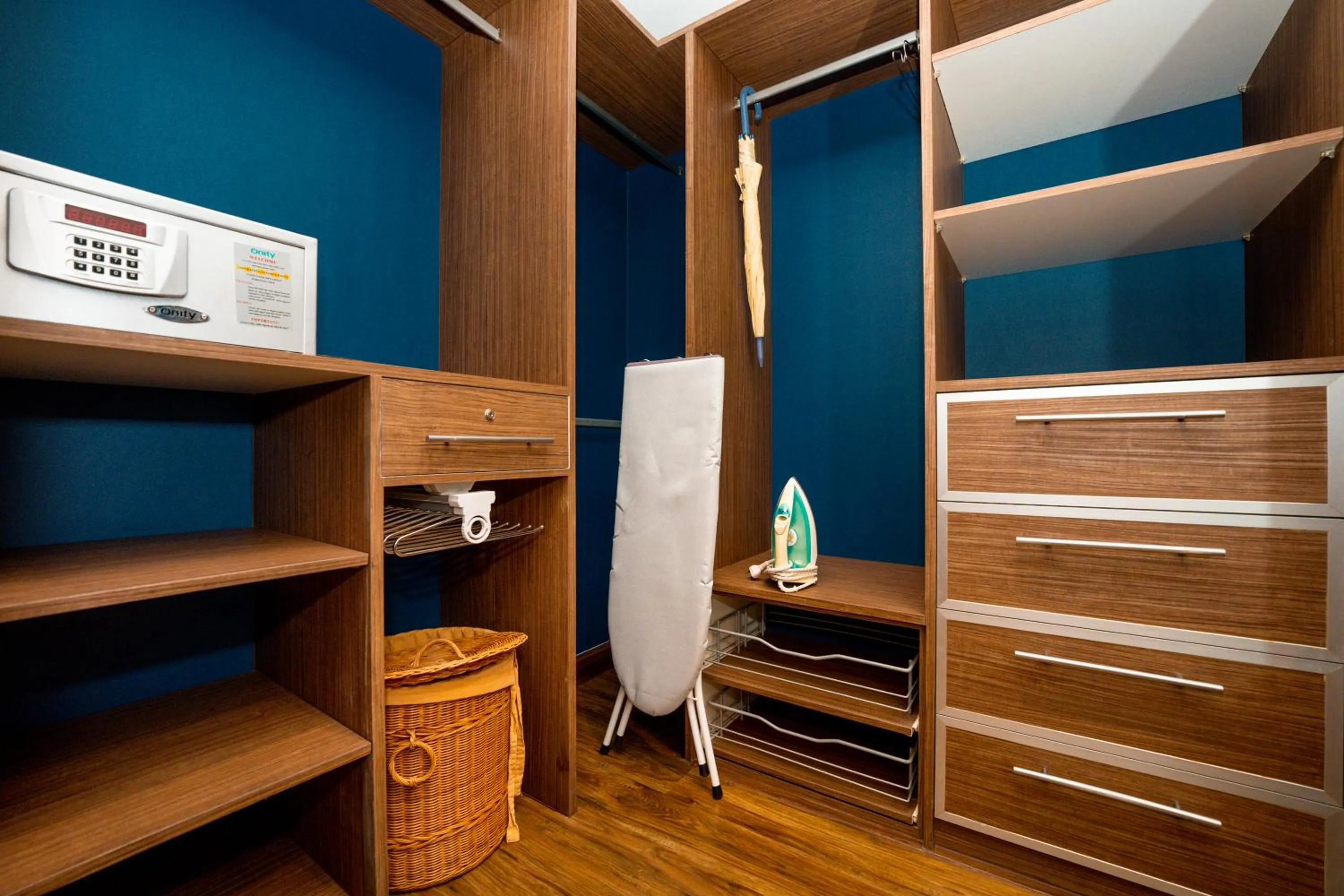 wardrobe in Amanta Hotel & Residence Ratchada