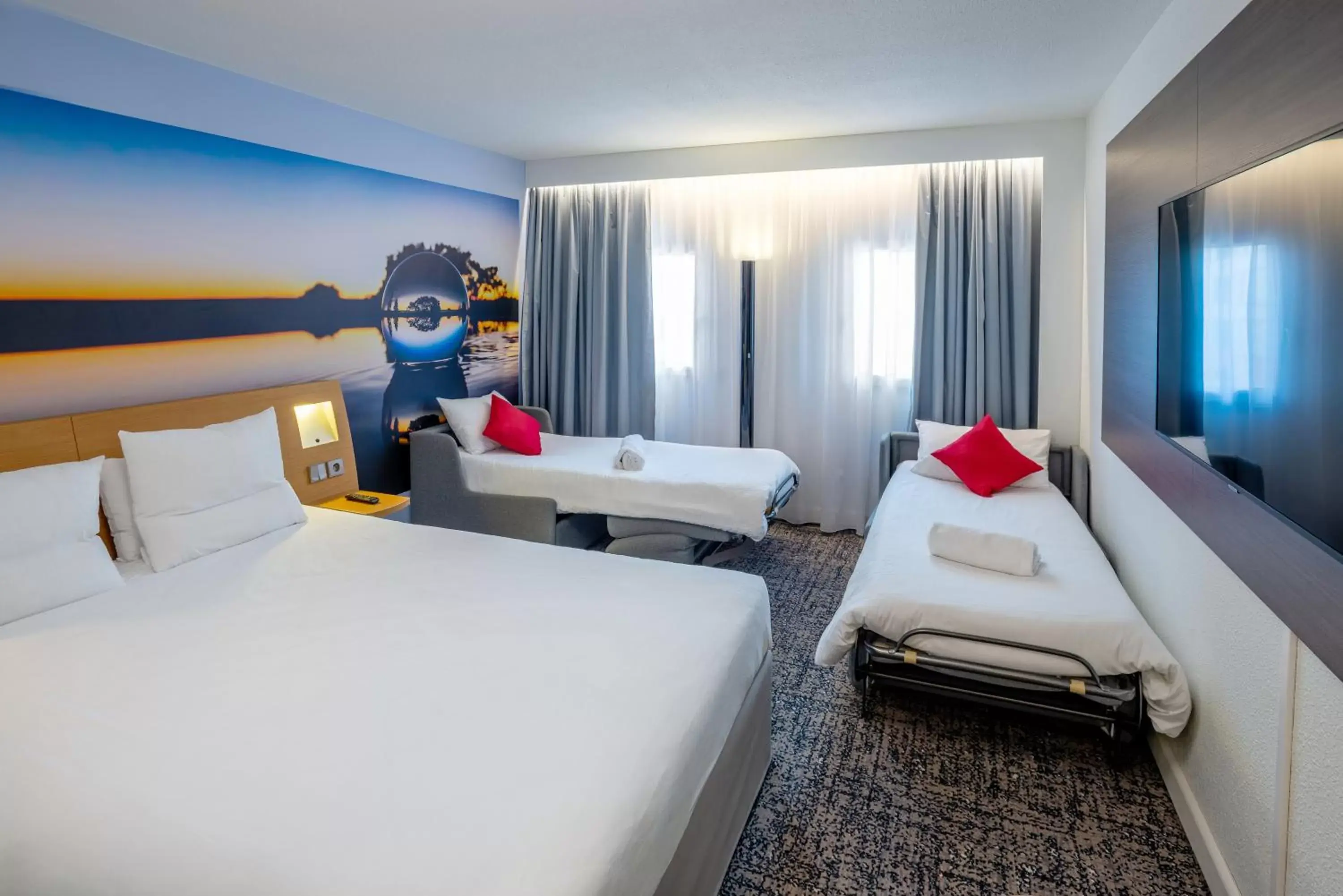 Superior Room with One Double Bed and Two Single Beds in Novotel Toulouse Centre Compans Caffarelli Superior Room with One Double Bed and Two Single Beds in Novotel Toulouse Centre Compans Caffarelli