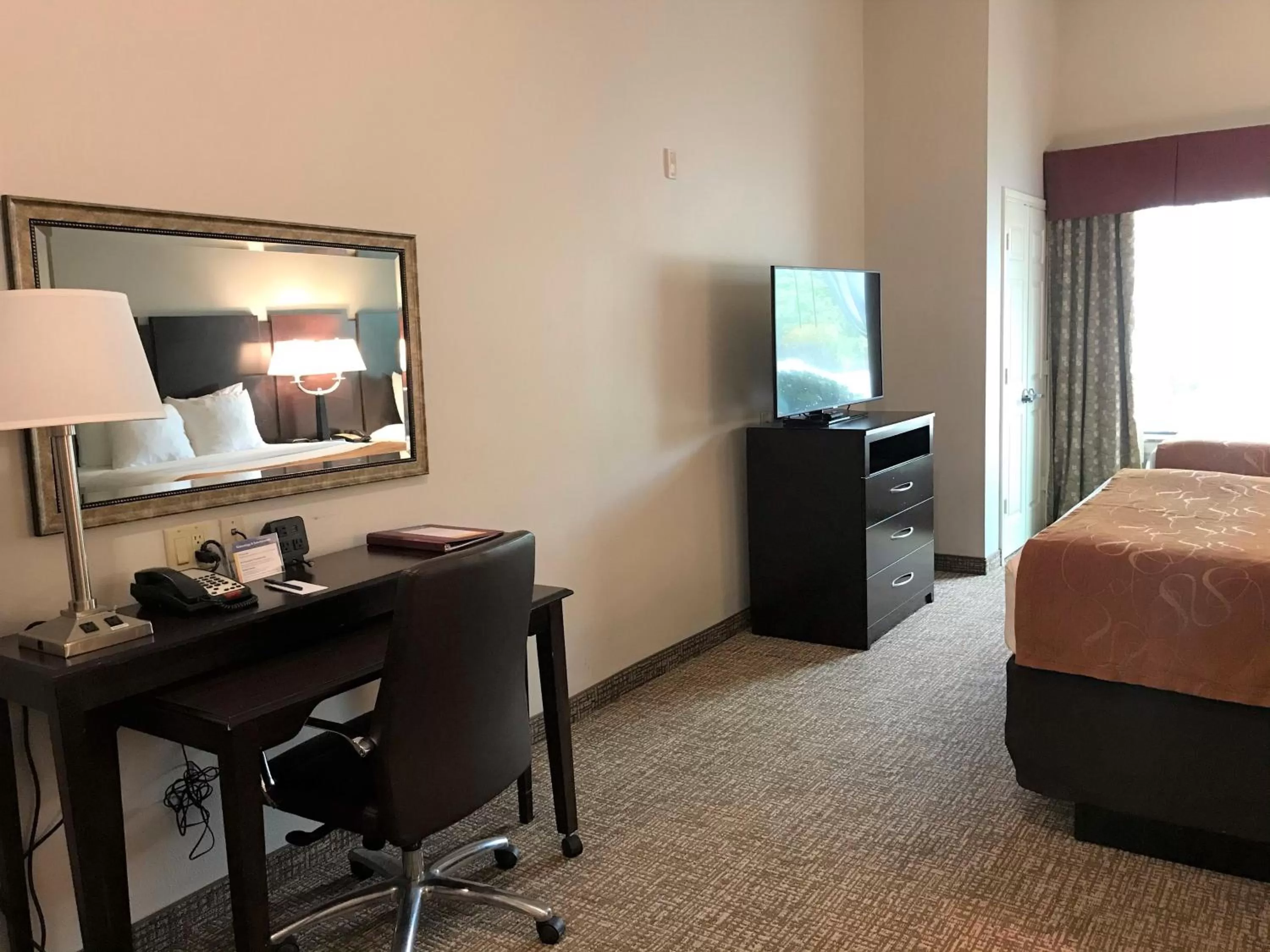 Photo of the whole room, Bed in Comfort Suites Bay City East