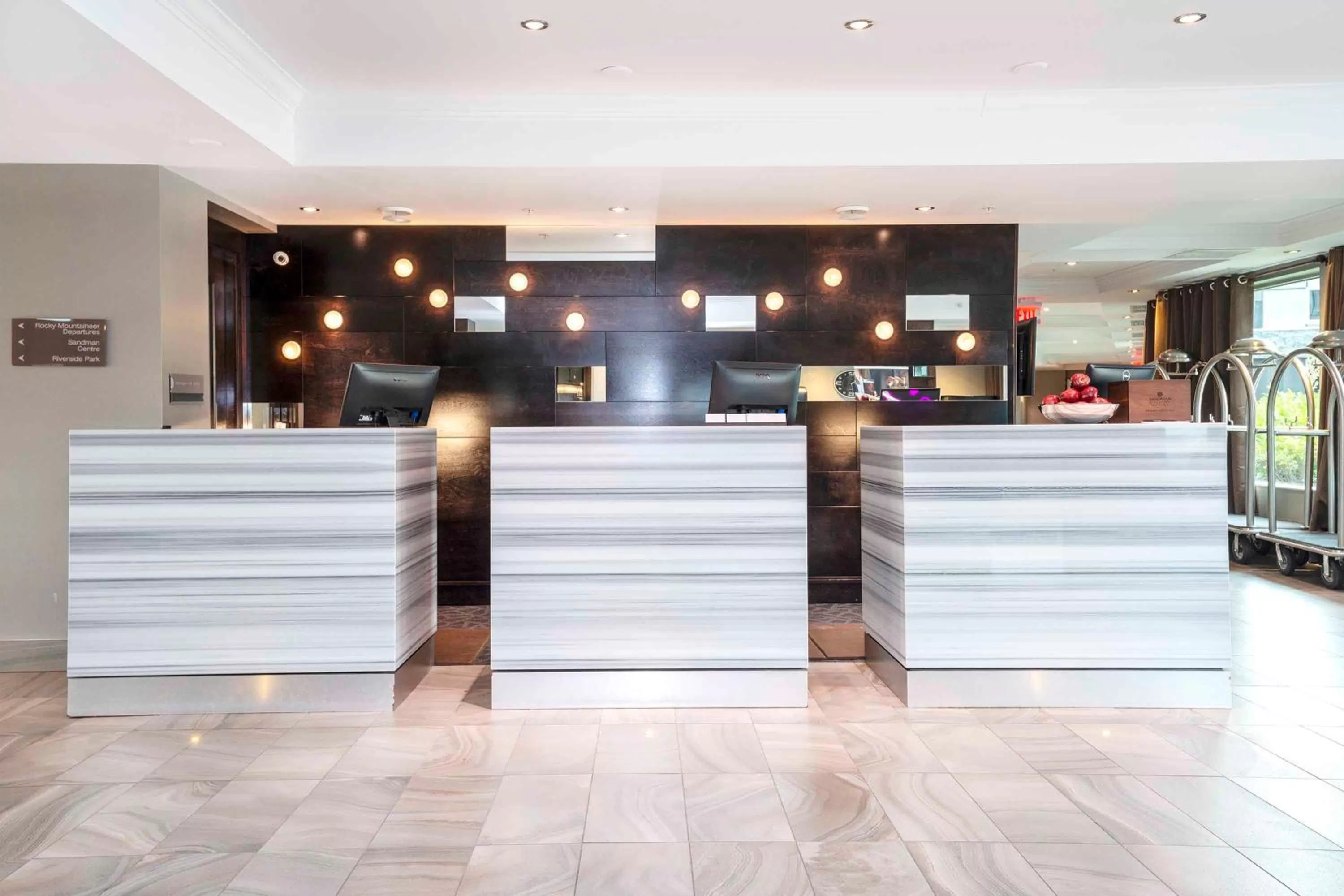 Lobby or reception in Sandman Signature Kamloops Hotel