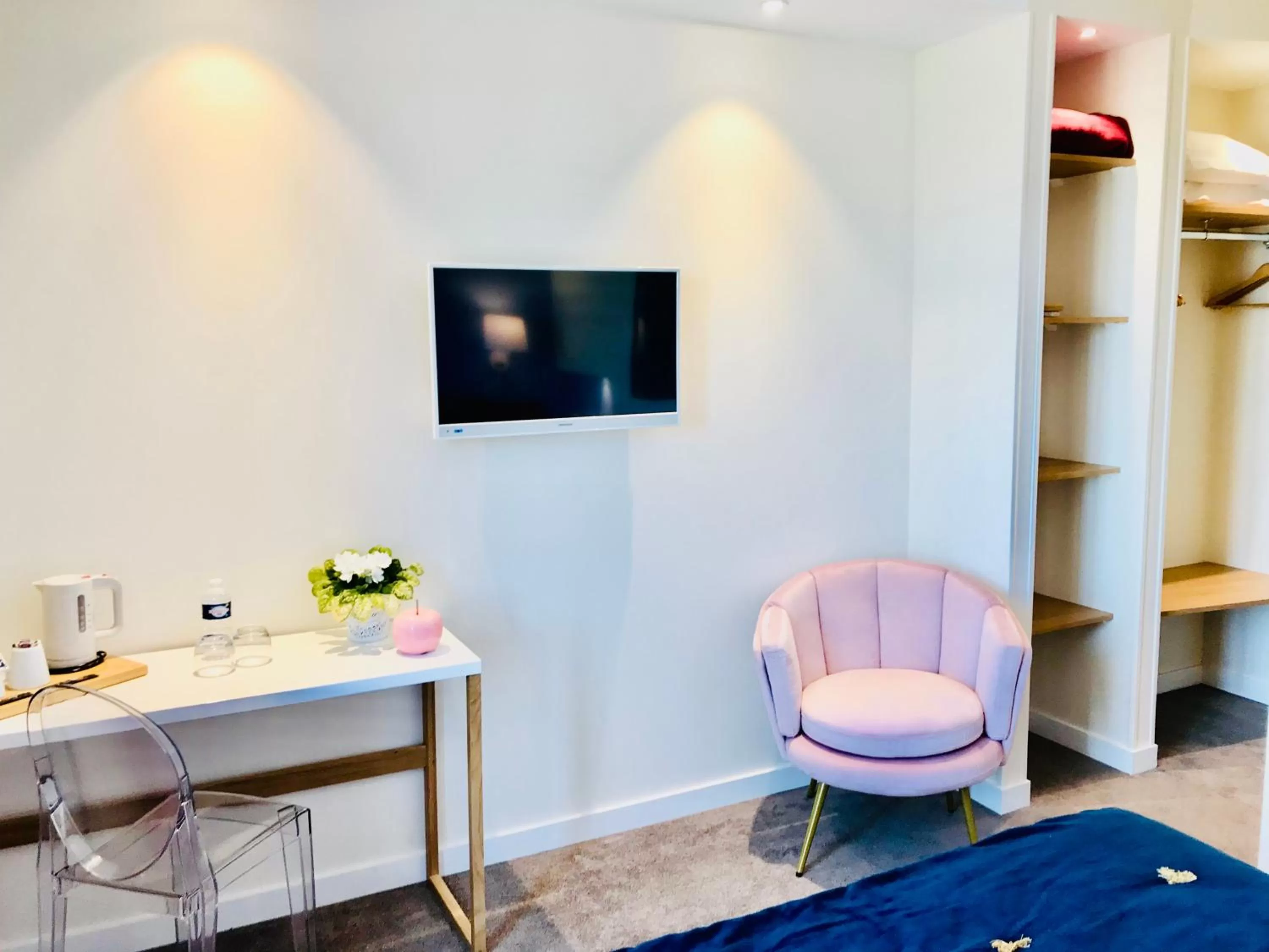 TV and multimedia in Hôtel Outre-Mer - Villa Le Couchant