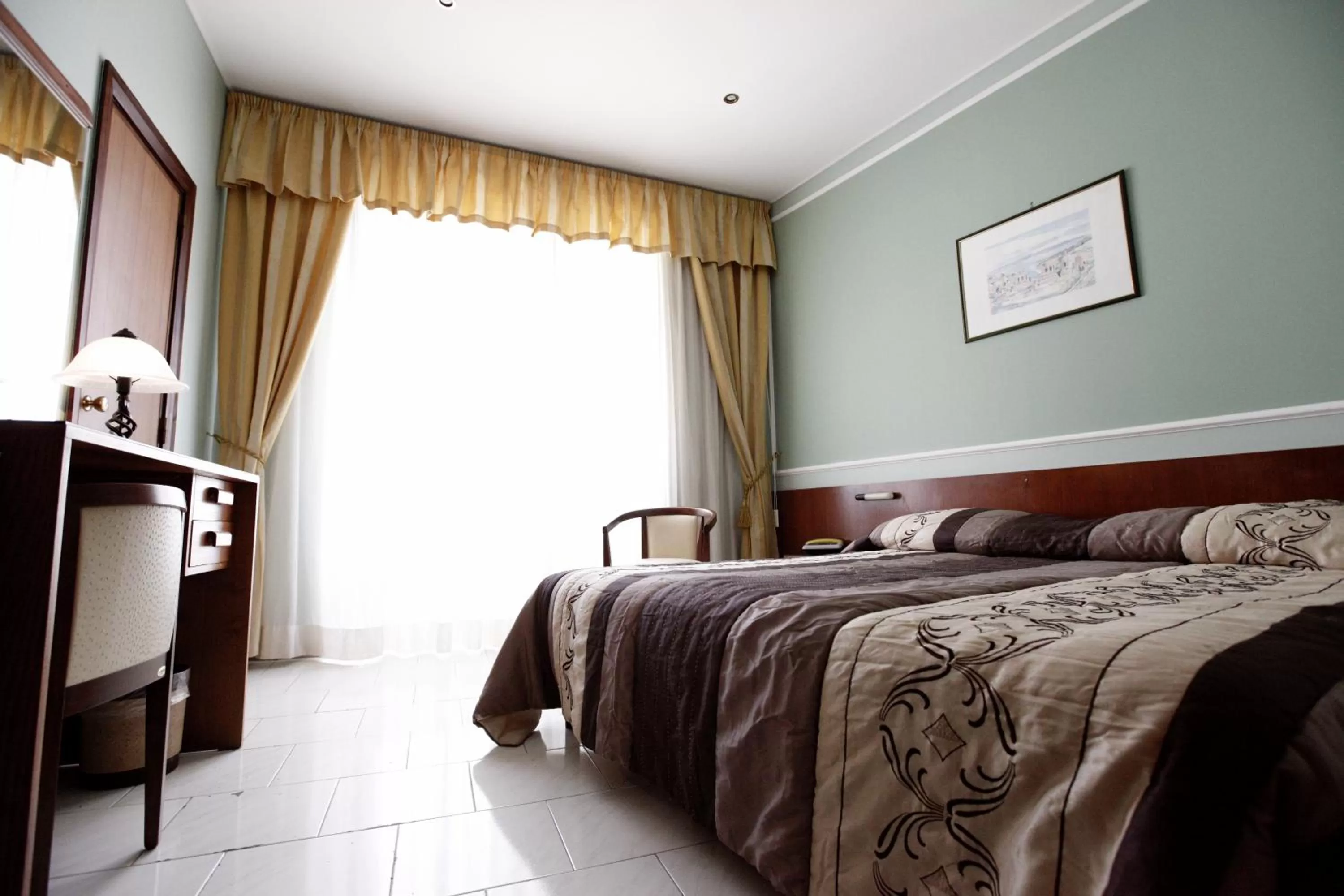 Photo of the whole room, Bed in Hotel Continental