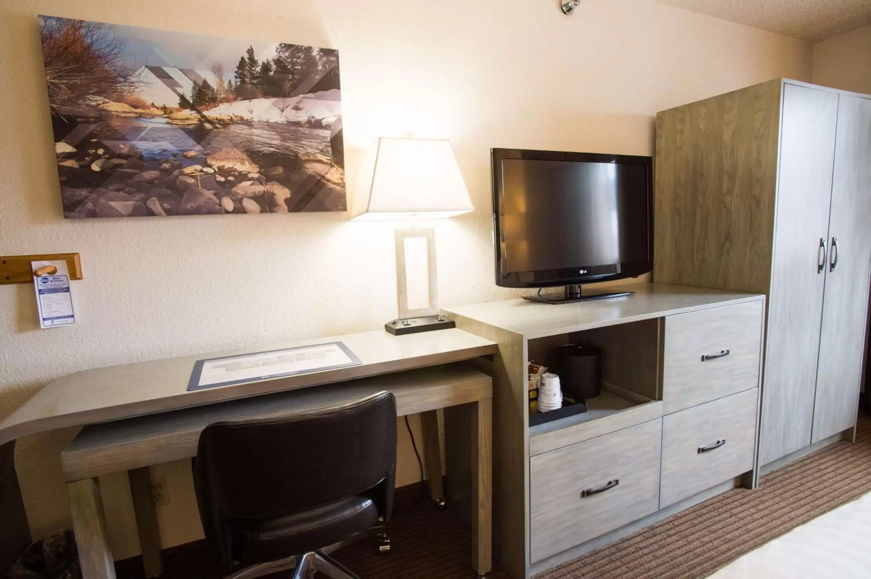 Queen Room with Roll-In Shower - Disability Access in Best Western Alpenglo Lodge Queen Room with Roll-In Shower - Disability Access in Best Western Alpenglo Lodge