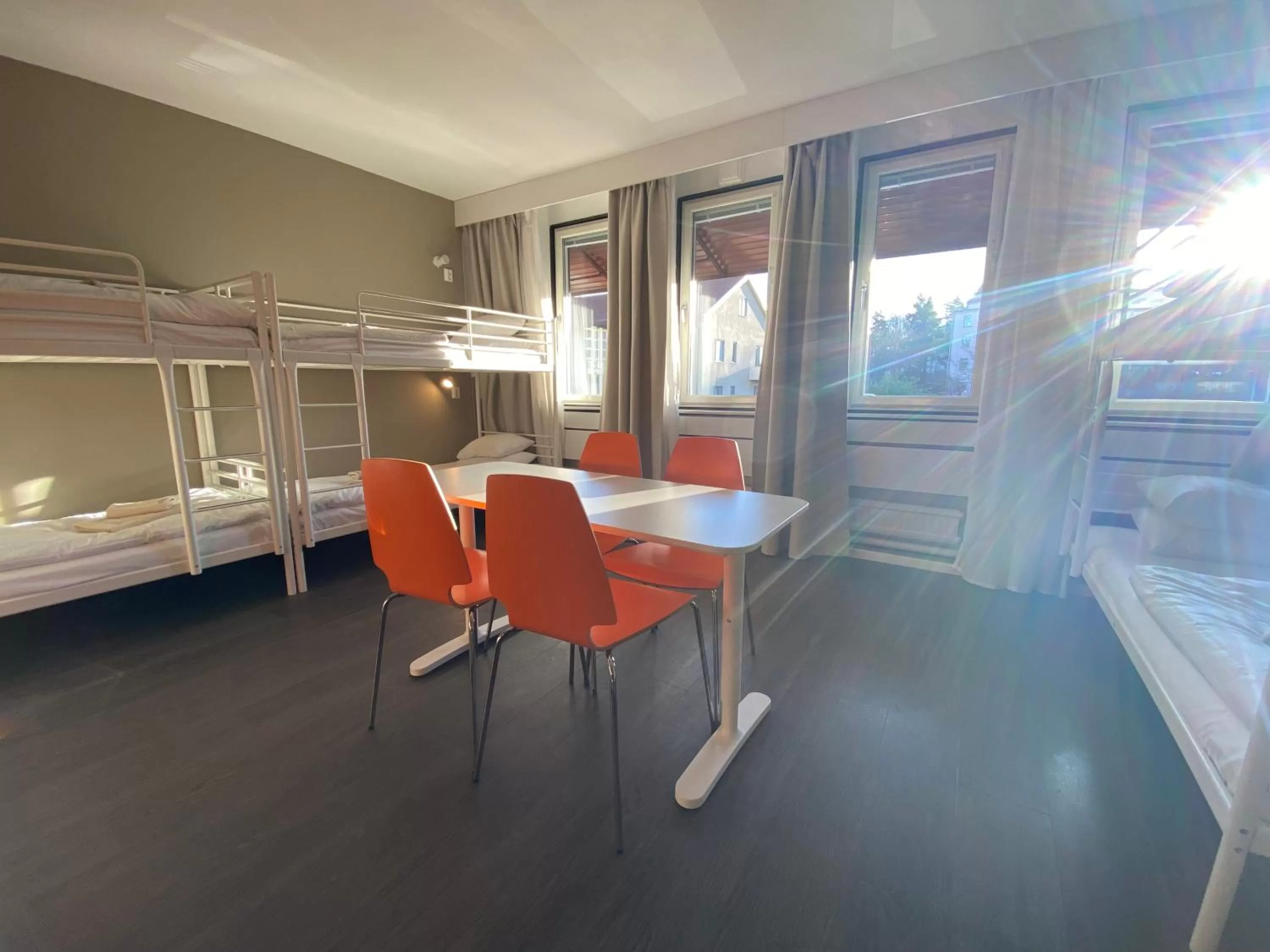 6-bed room with Private Bathroom Outside Room in Hall in LA Hotel