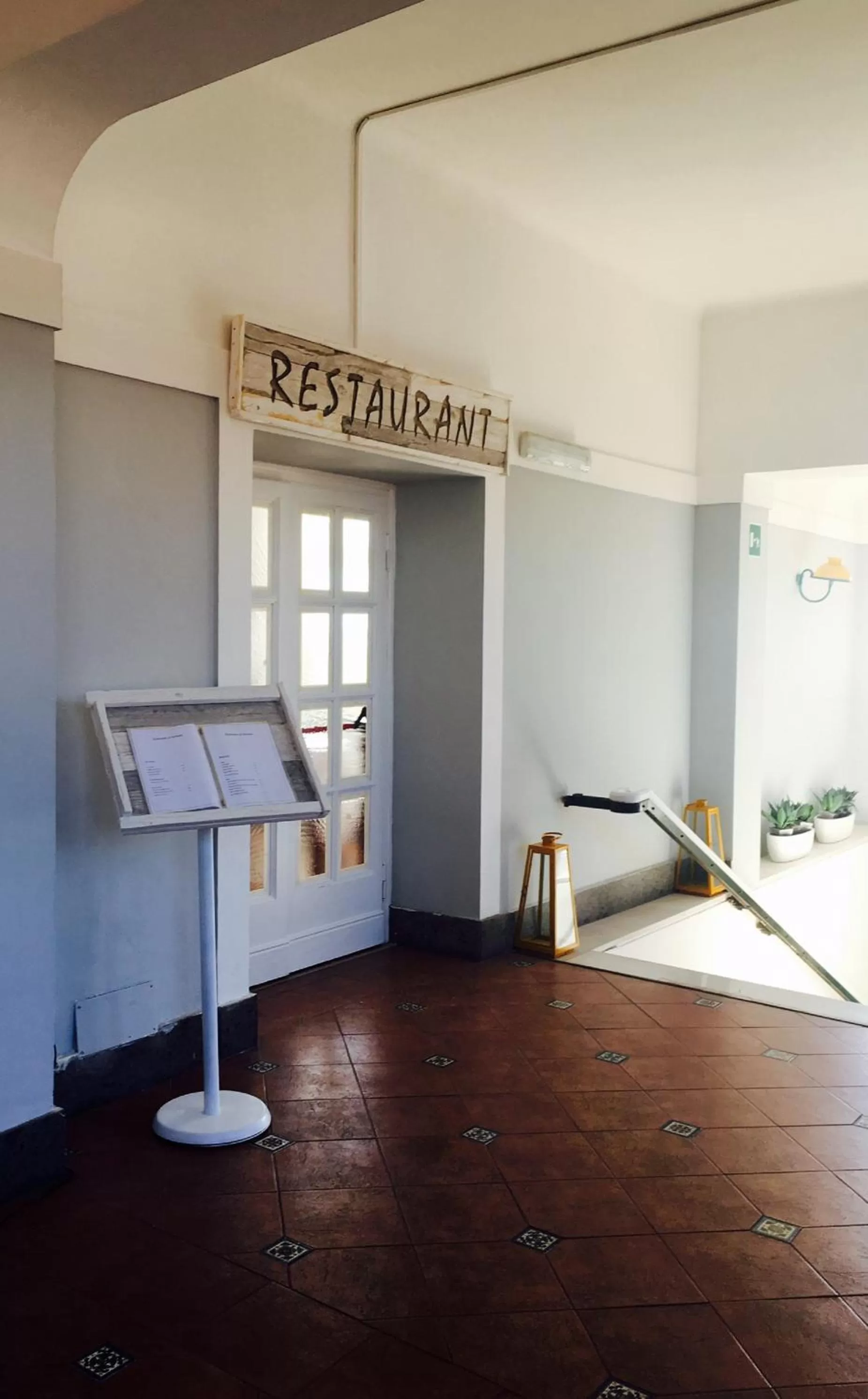 Restaurant/places to eat in Sunbay Park Hotel