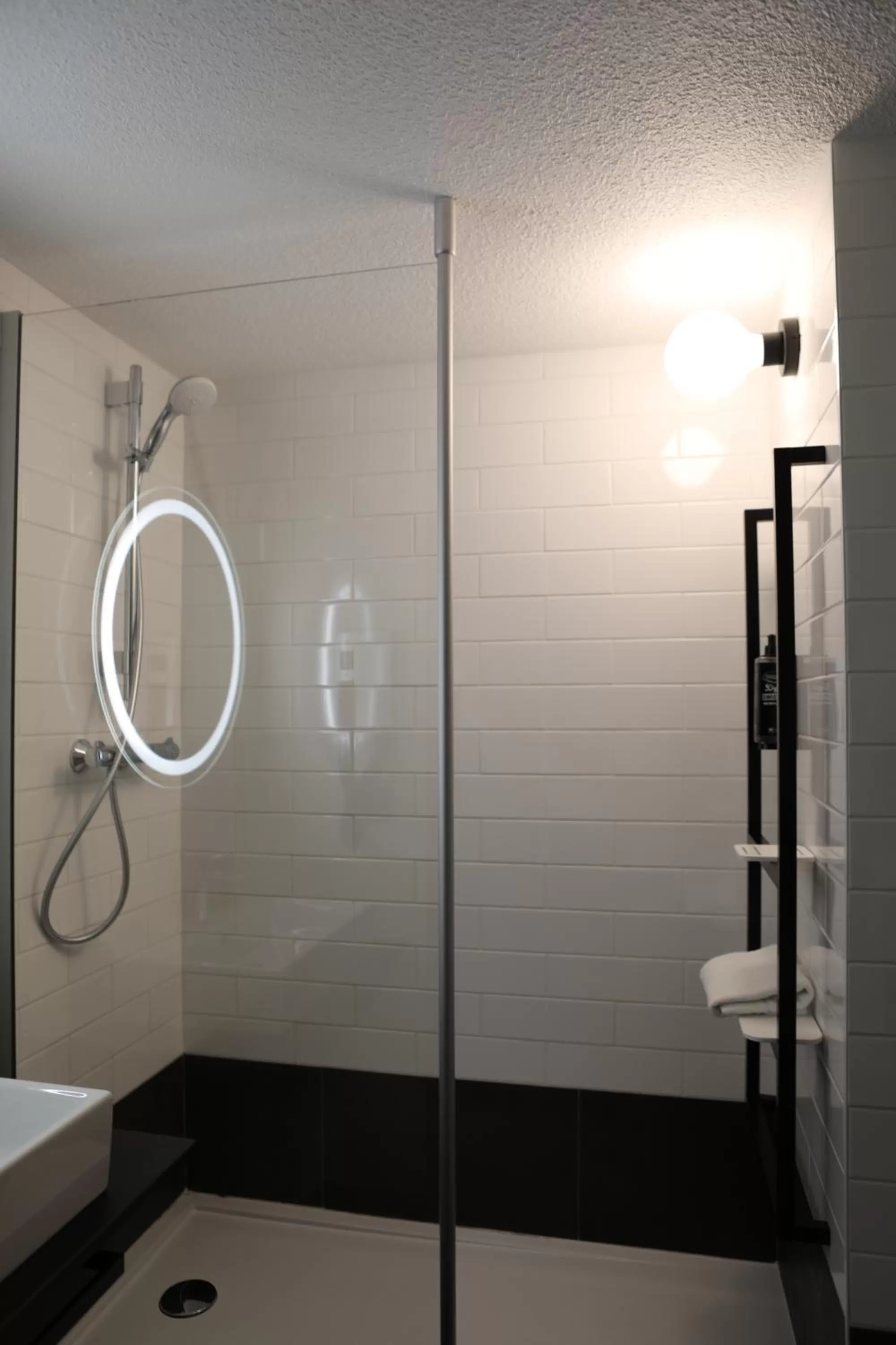 Bathroom in ibis Aubenas