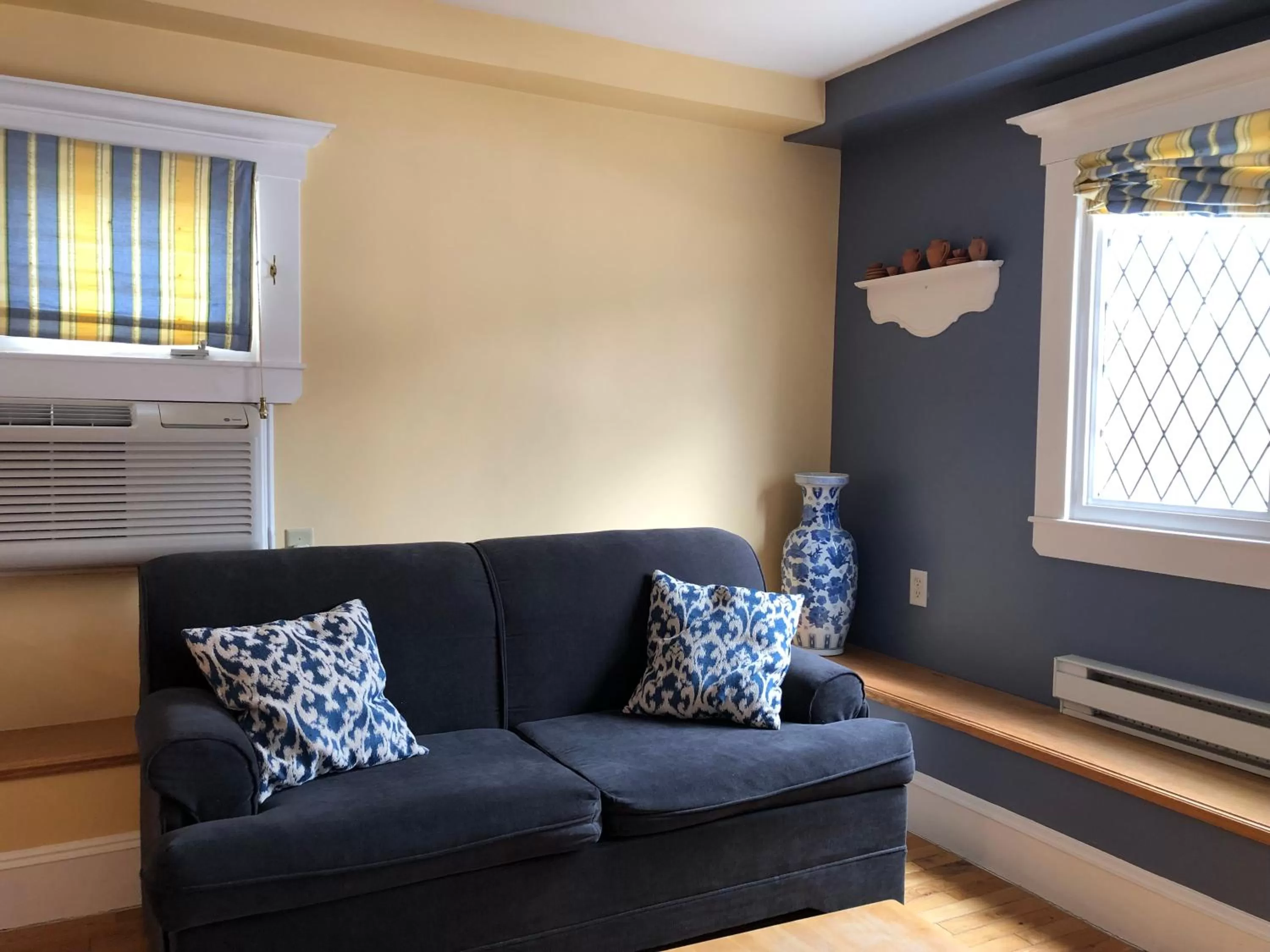 Seating area in Leaside Manor