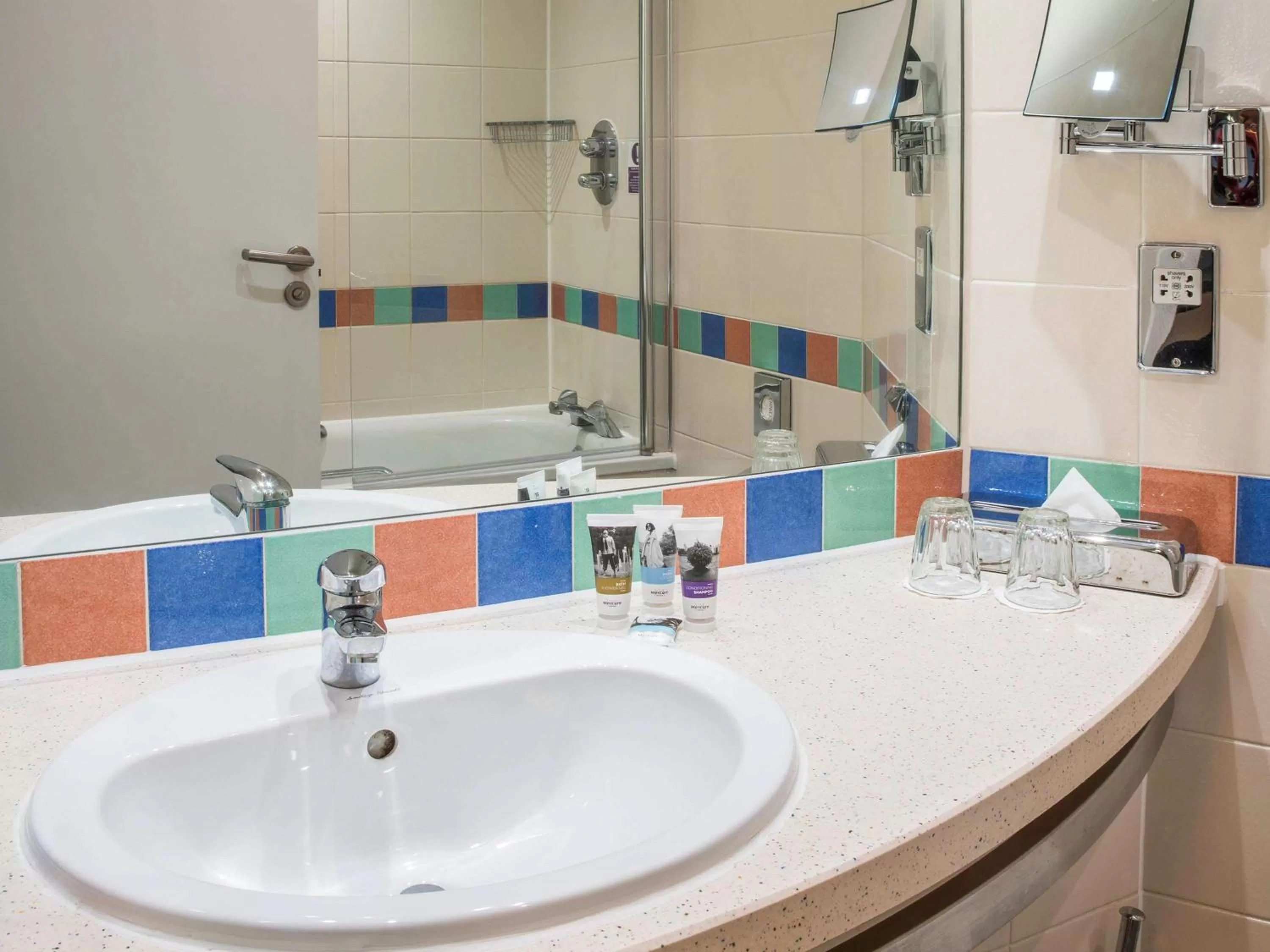 Photo of the whole room in Mercure London Heathrow Airport