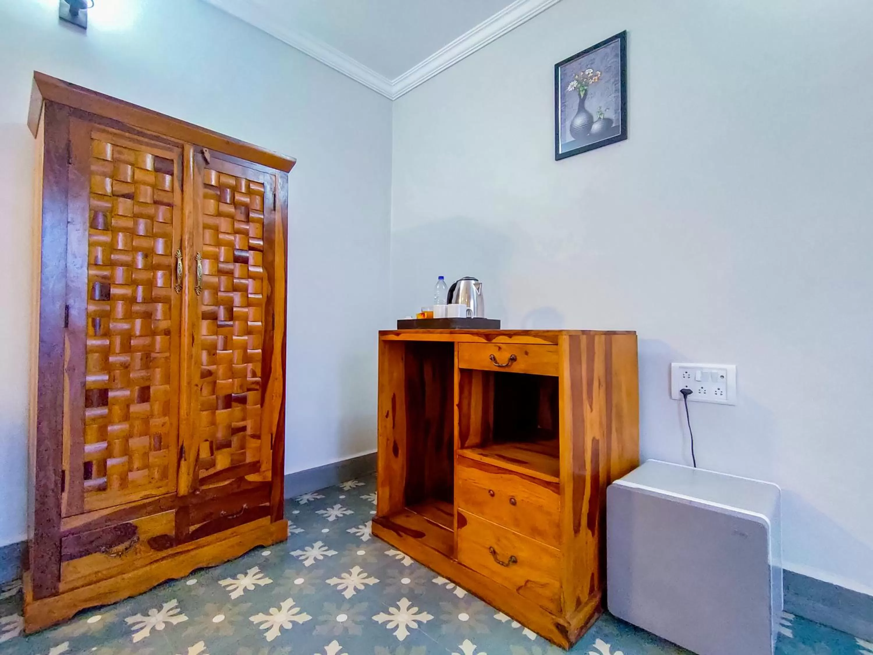 wardrobe, TV/Entertainment Center in Hotel Baga Pescador
