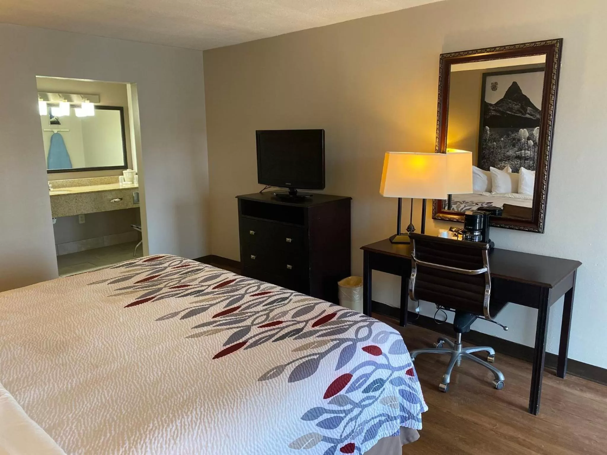 Bedroom, Bed in Red Roof Inn Savannah North I-95 - Port Wentworth