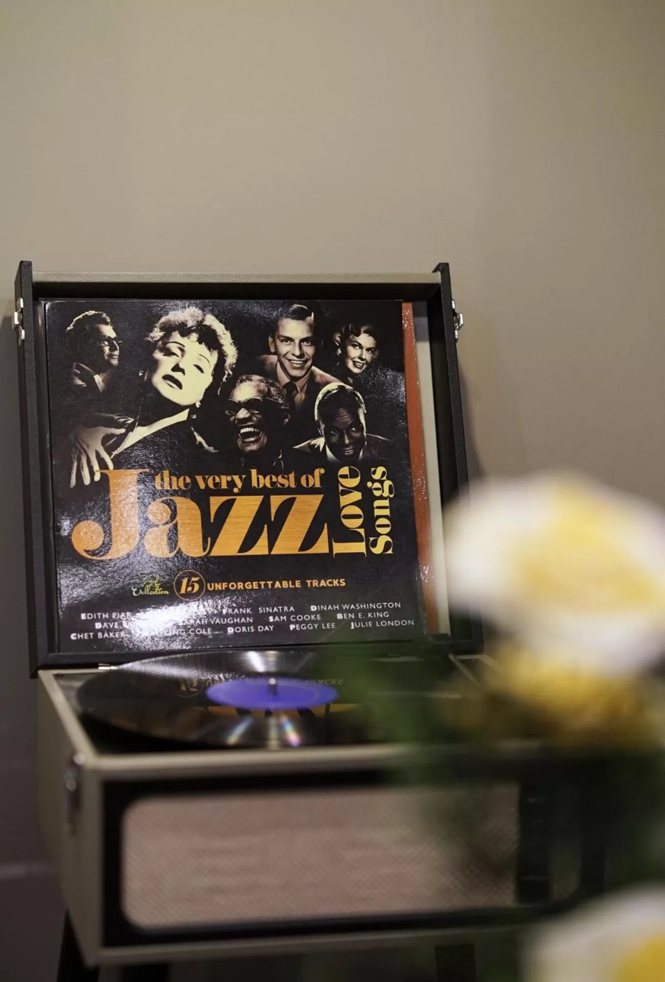 Library in Homey AirPort Hotel