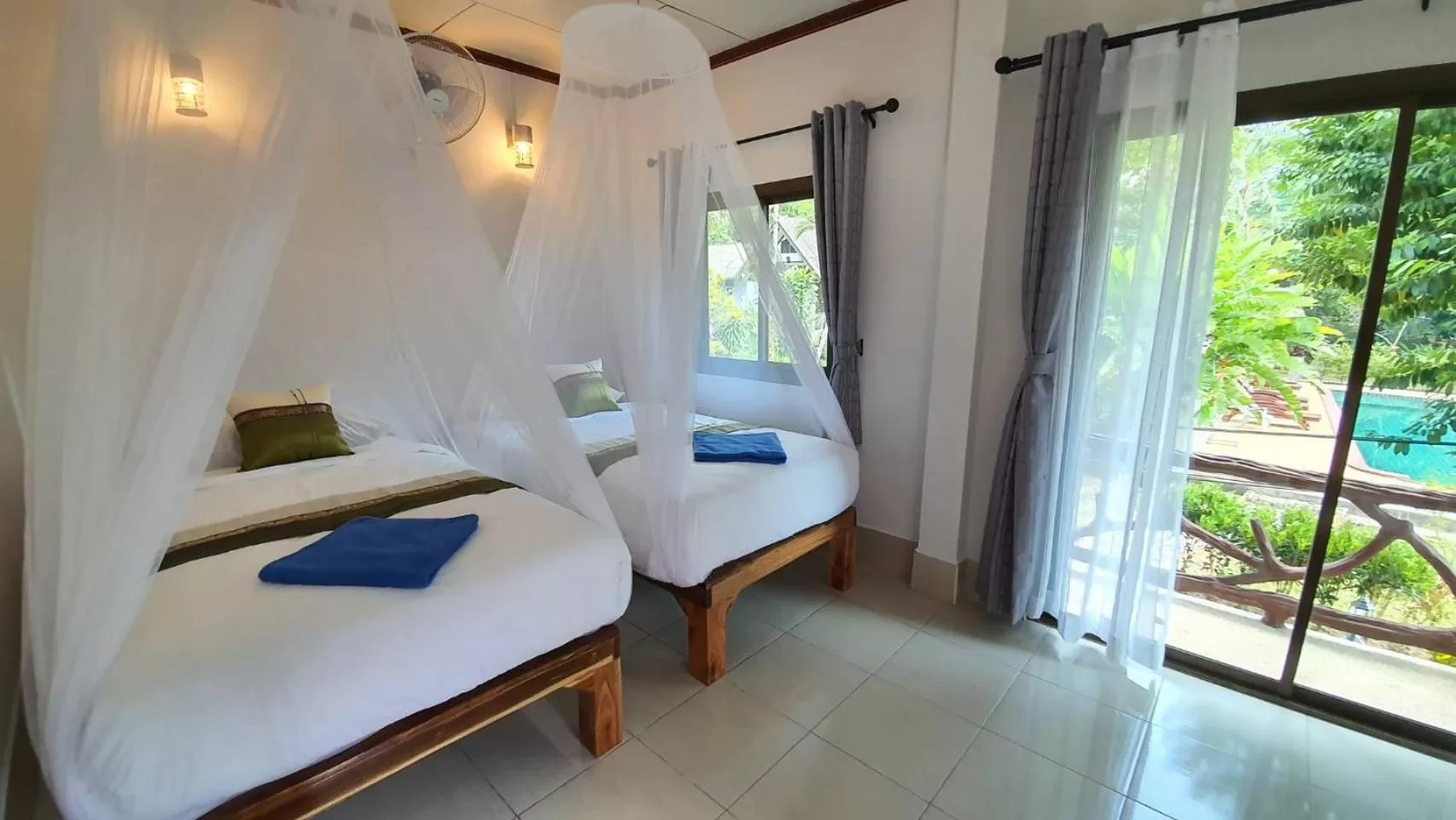 Photo of the whole room, Bed in Tree Tops River Huts