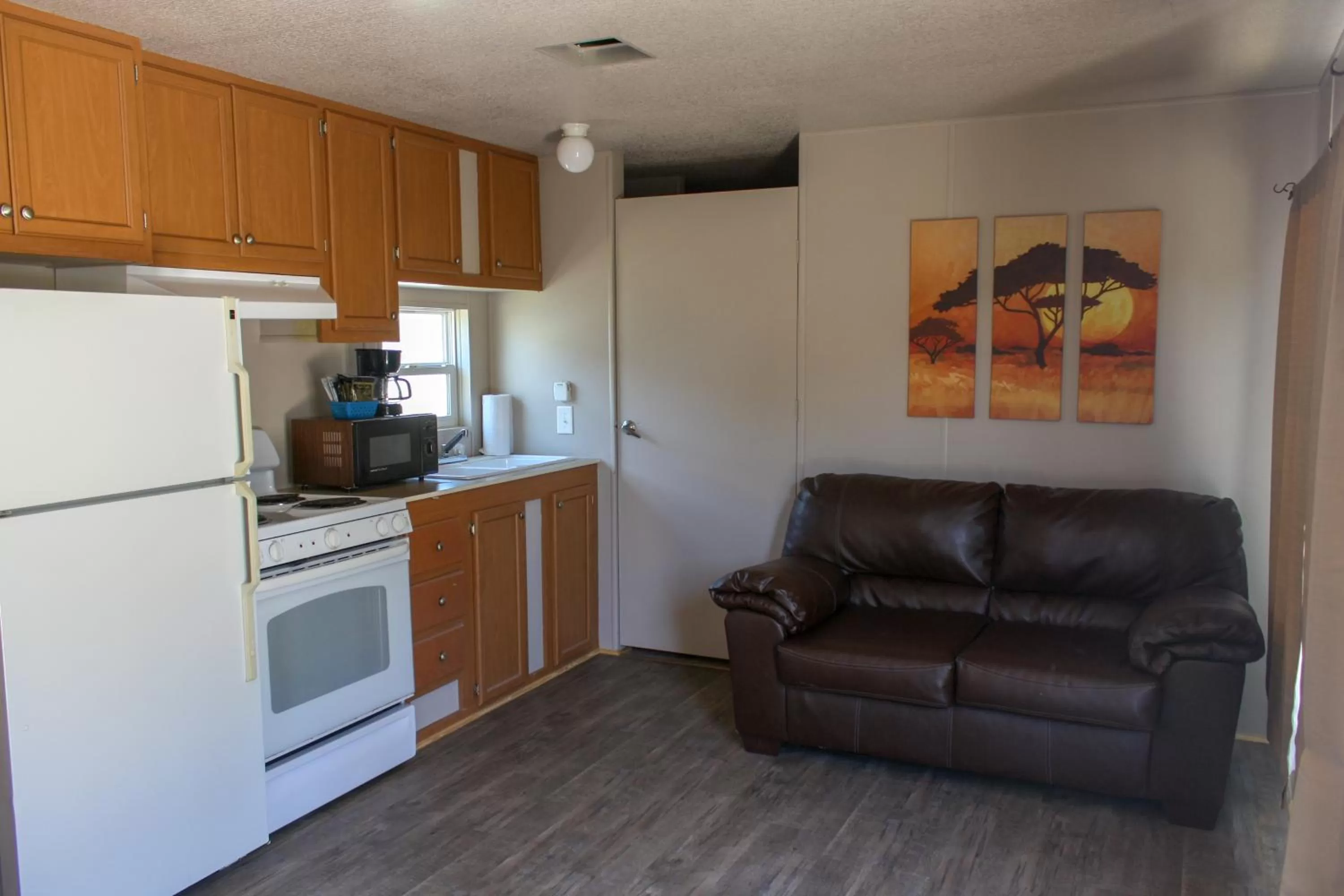 Kitchen or kitchenette in Rayburn Inn