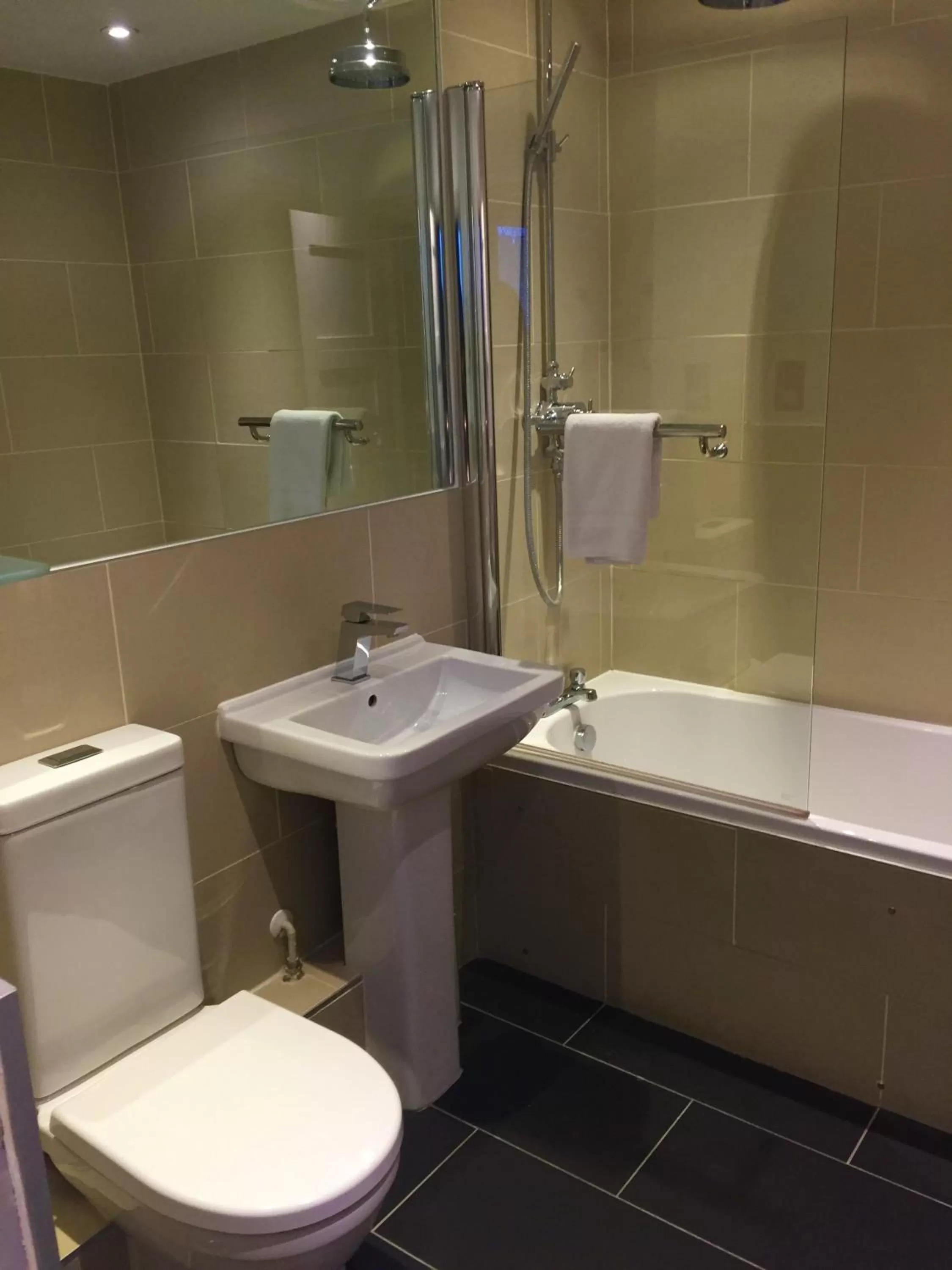 Bathroom in Castle Hotel & Apartments