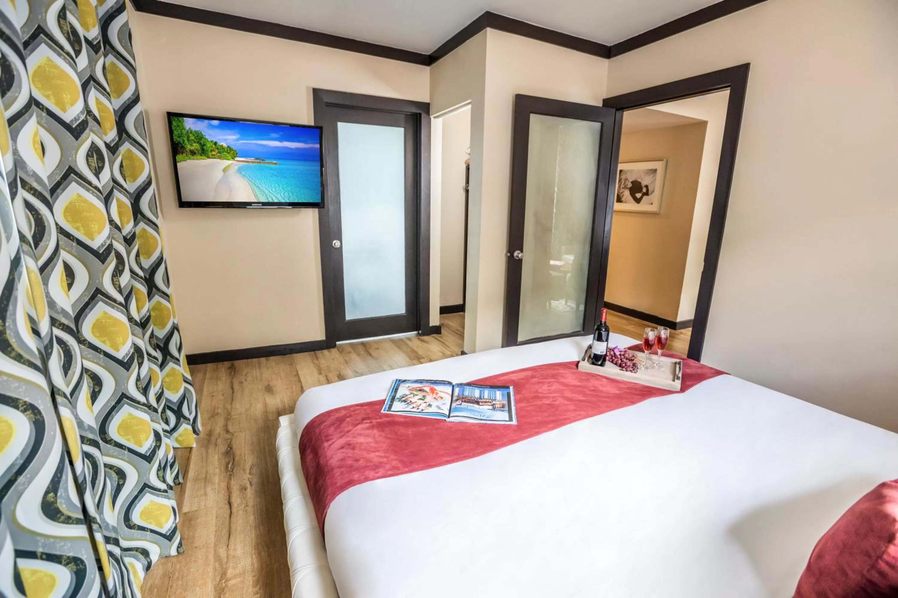 Bedroom, Bed in Metropole Suites South Beach