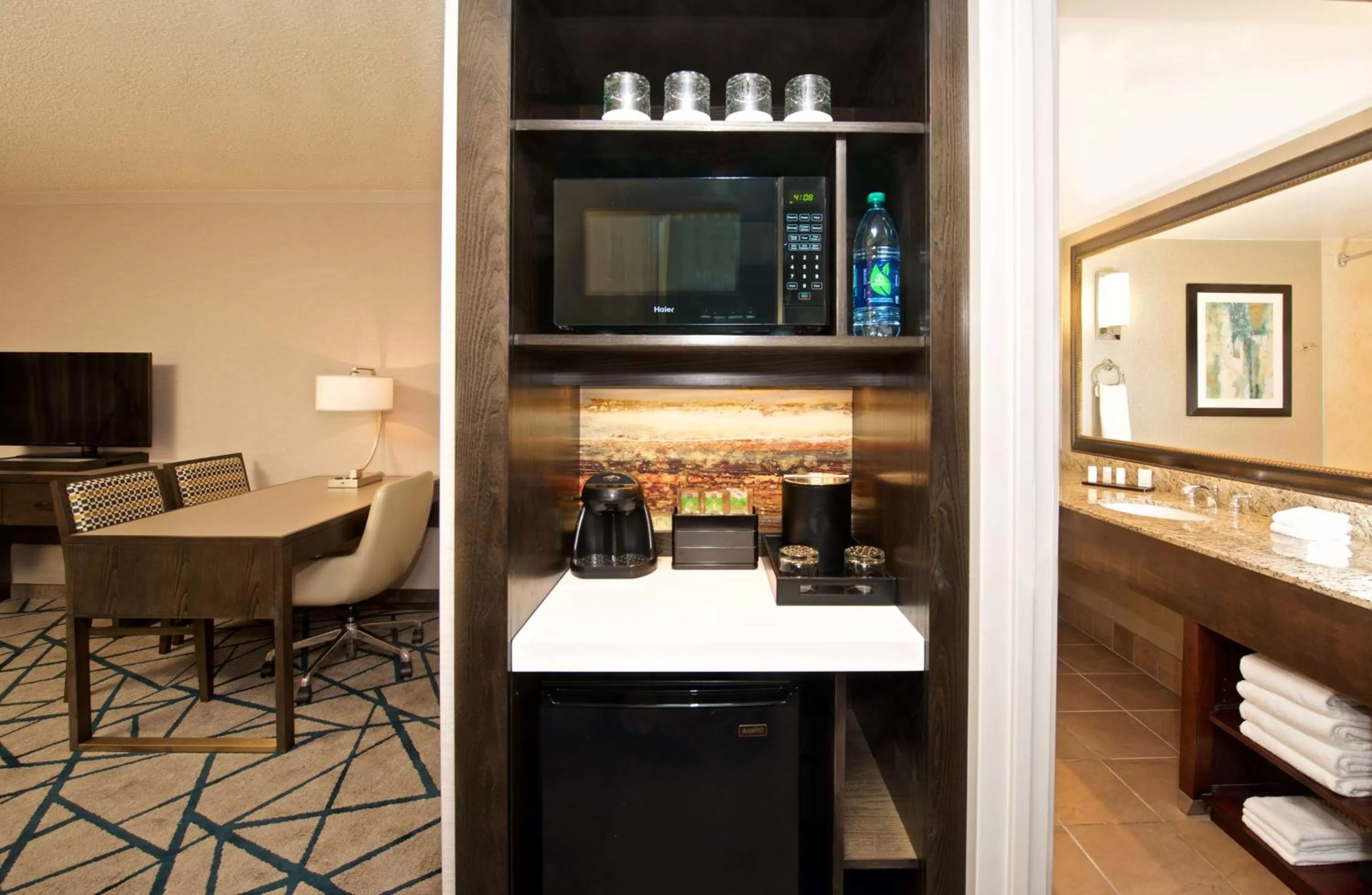 Kitchen or kitchenette in Embassy Suites by Hilton Portland Tigard