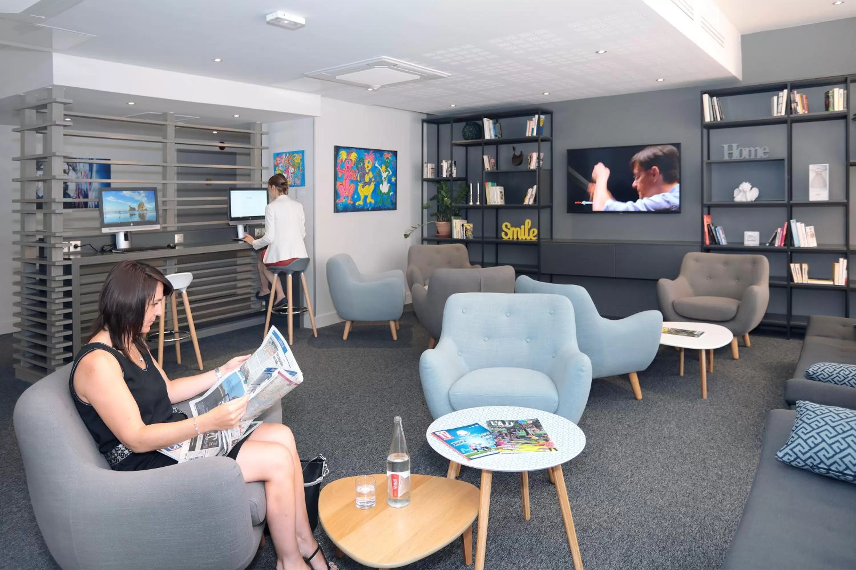 Communal lounge/ TV room in Best Western Linko Aubagne