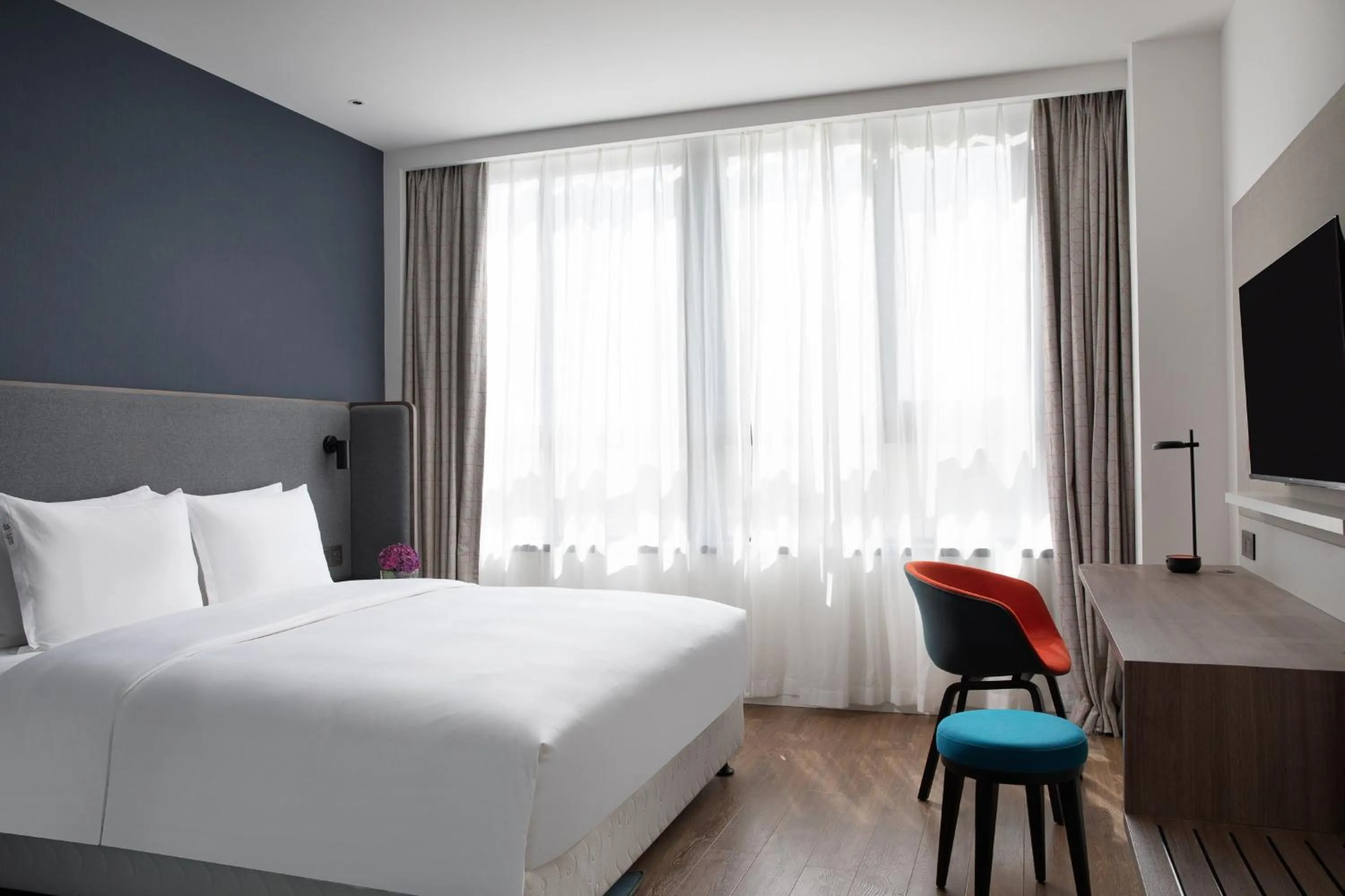 Photo of the whole room, Bed in Holiday Inn Express Chengdu Longquanyi North by IHG