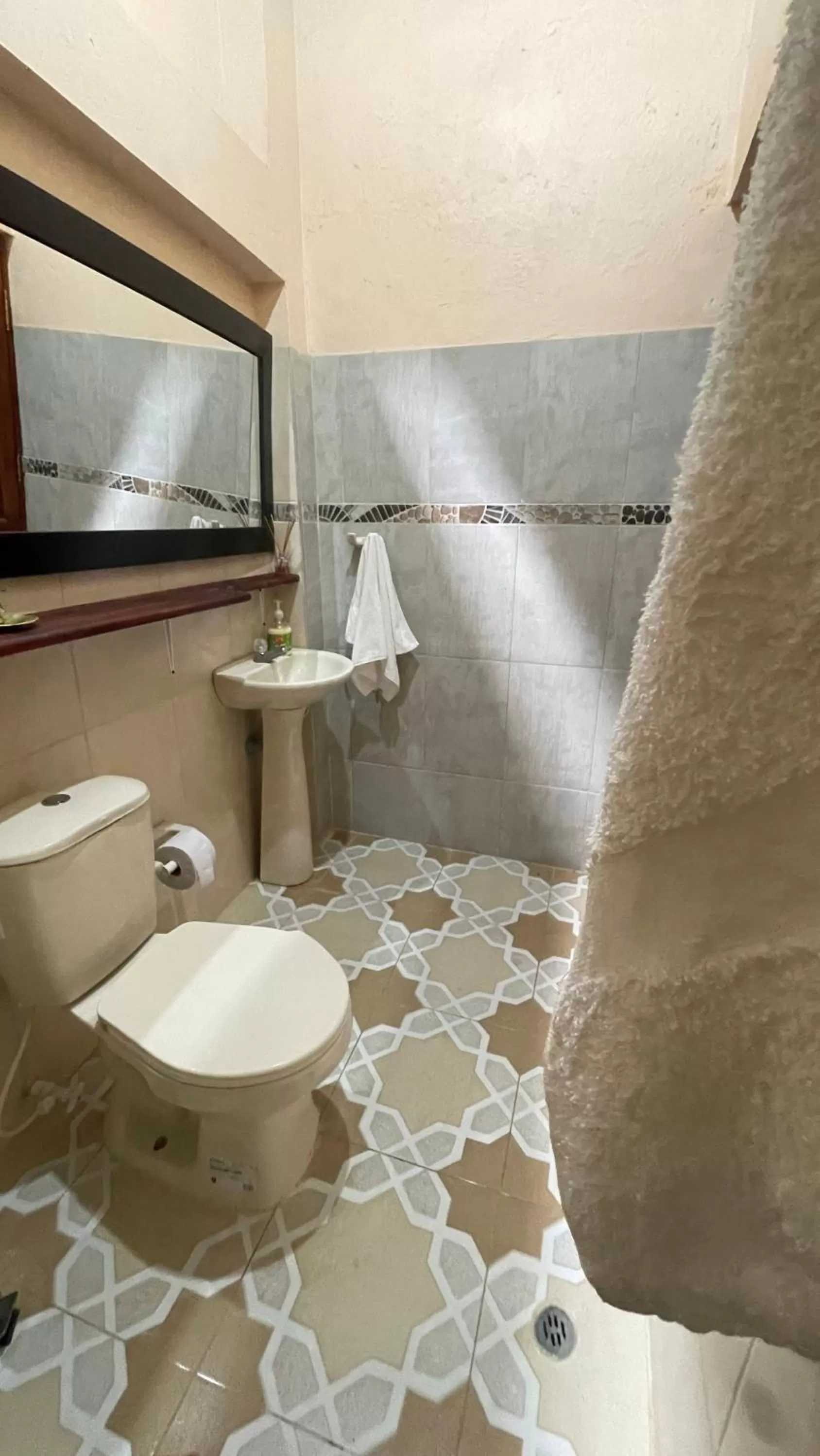 Shower, Bathroom in Posada Turística Rocas De Cabo Marzo